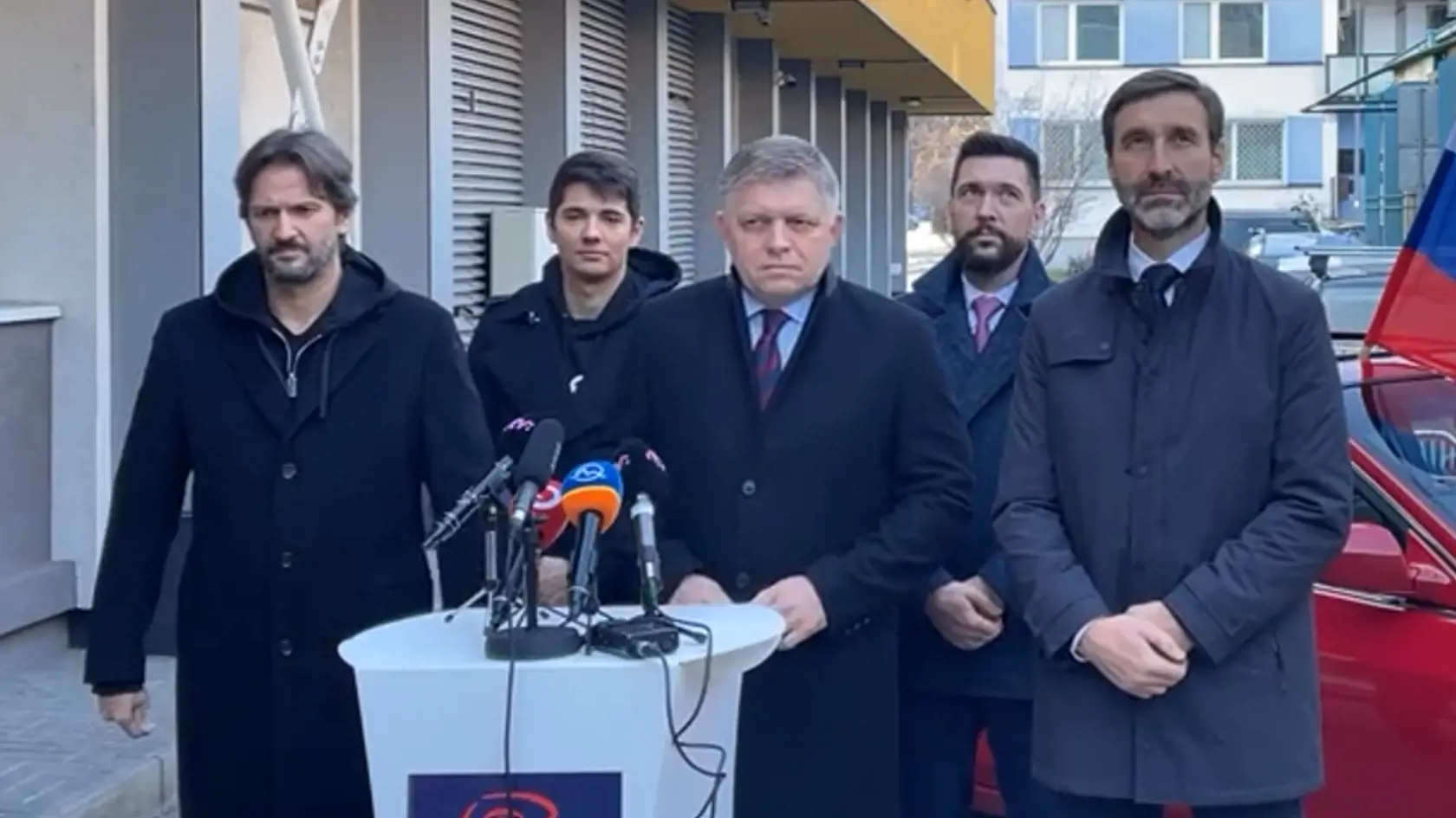 Europoslankyňa Monika Beňová (53) prekvapila svojimi slovami. Politickým kolegom totiž odkázala, že si vie živo predstaviť odchod zo Smeru–SD. Za červenou čiarou je podľa nej akákoľvek spolupráca s hnutím Republika. Odborník s političkou súhlasí, no dodáva, že náznaky spolupráce bolo vidieť už týždne dozadu.