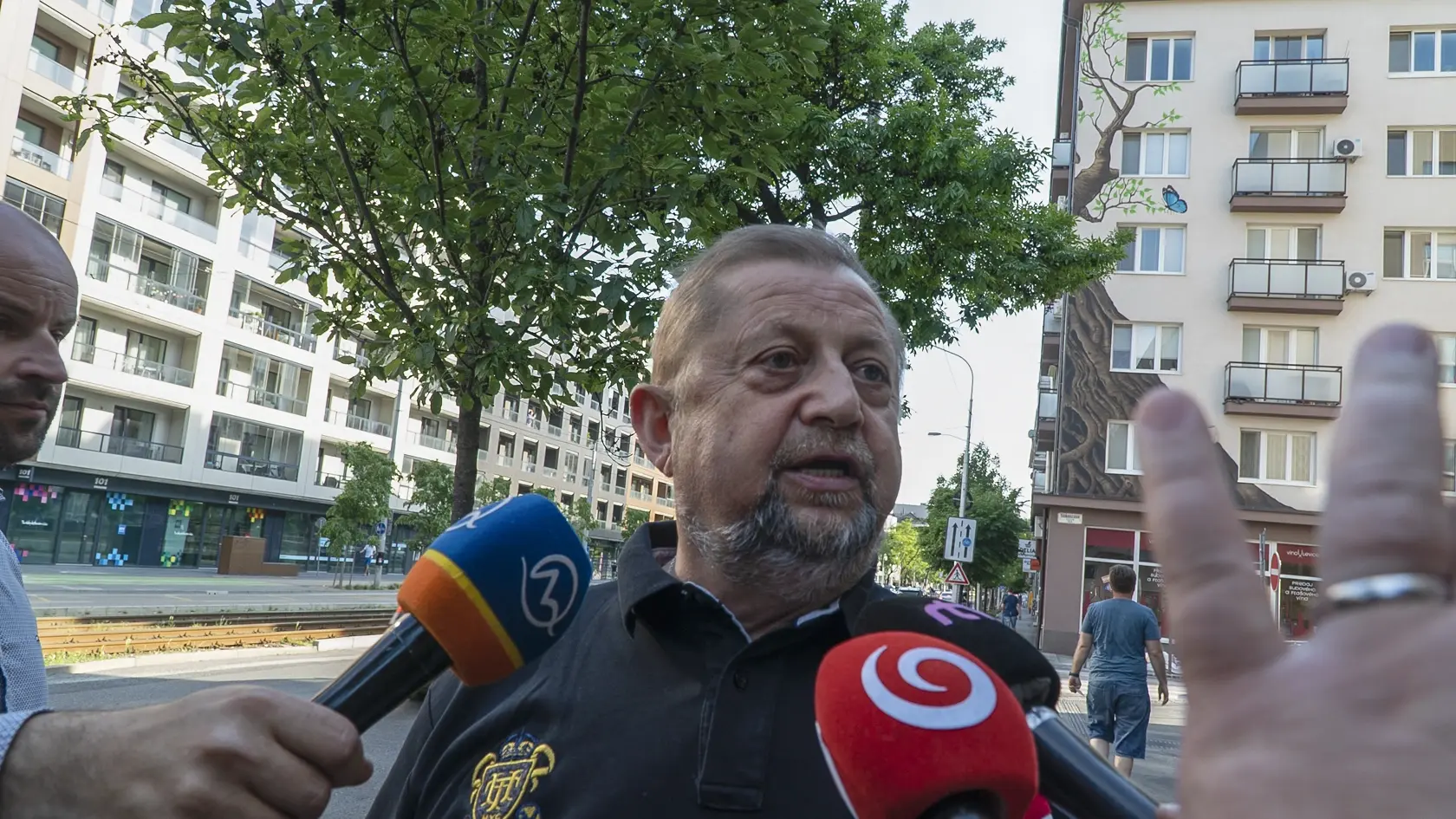 Štefan Harabin po prepustení pred budovou policajného prezídia.