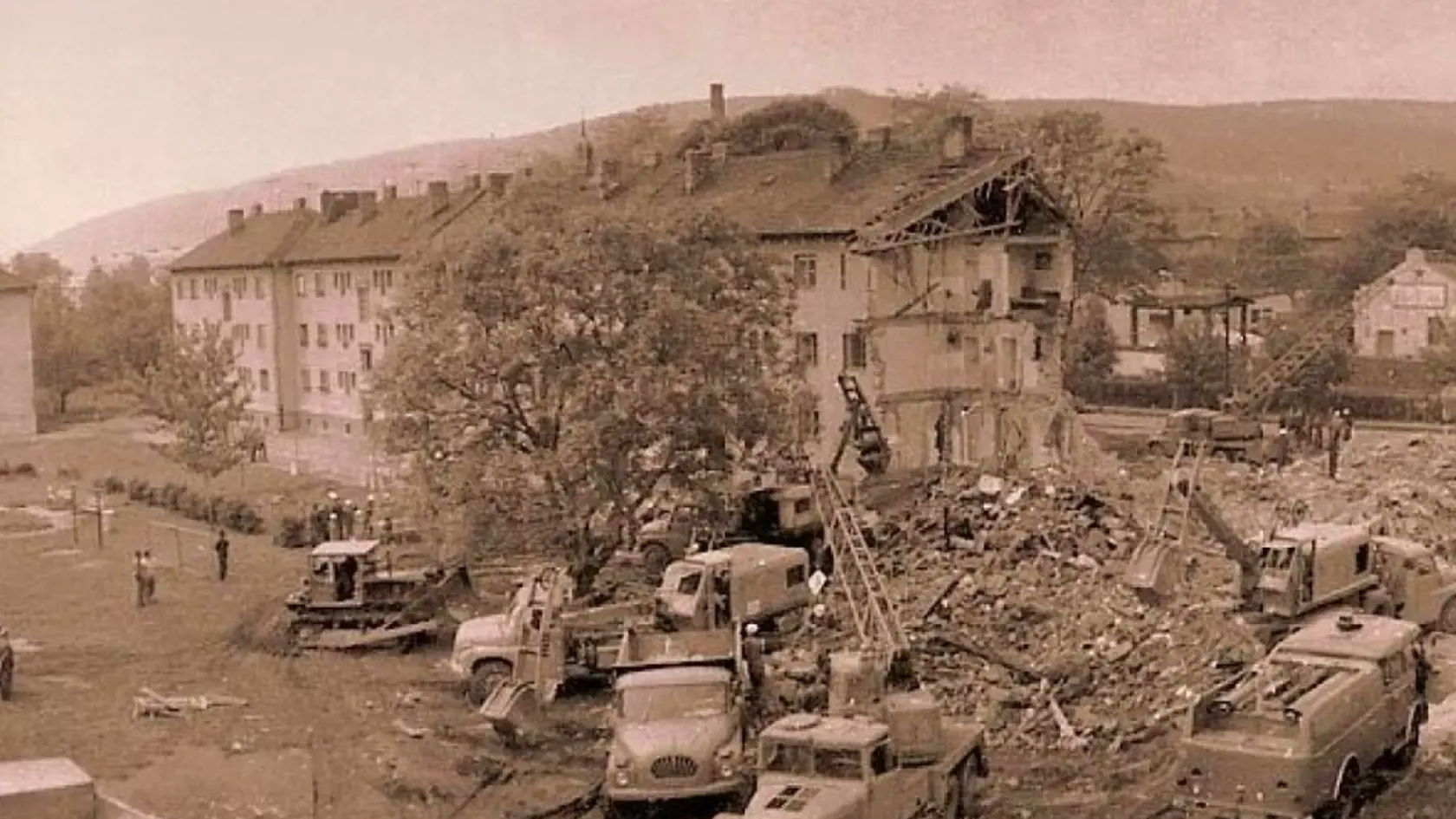 Dobová fotografia z miesta nešťastia po výbuchu bytovky na Zápotockého ulici v Prešove 13. júna 1974. Zomrelo pri nej 9 osôb.