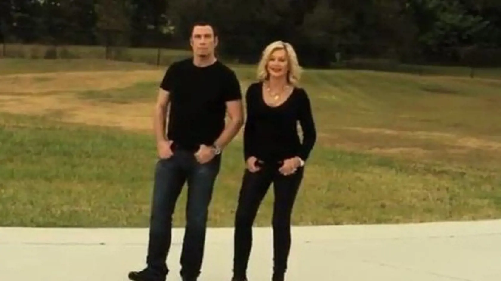 John Travolta a Olivia Newton John: V klipe tancujú, alebo sa o to aspoň snažia.