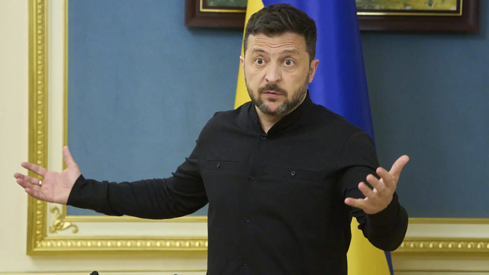 Ukrajinský prezident Volodymyr Zelenskyj gestikuluje počas brífingu v Kyjeve v pondelok 19. mája 2025.