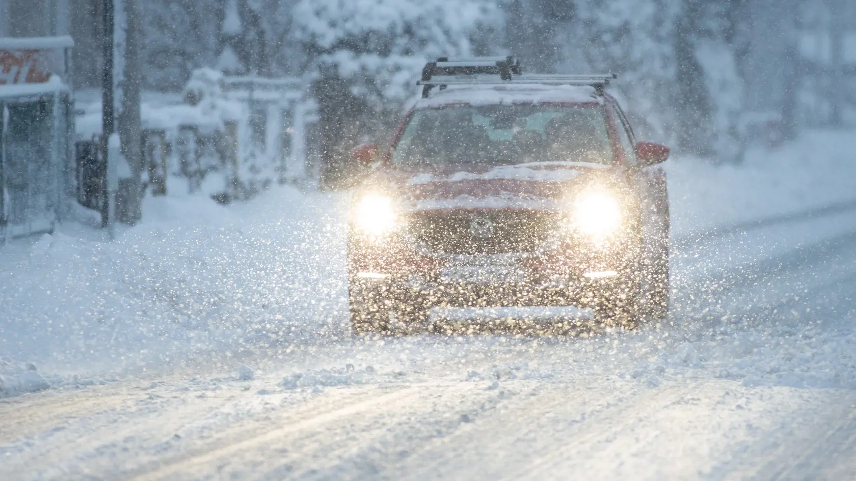 Na snímke auto počas hustého sneženia v sobotu 23. decembra 2023 v Rajci. FOTO TASR - Daniel Stehlík
