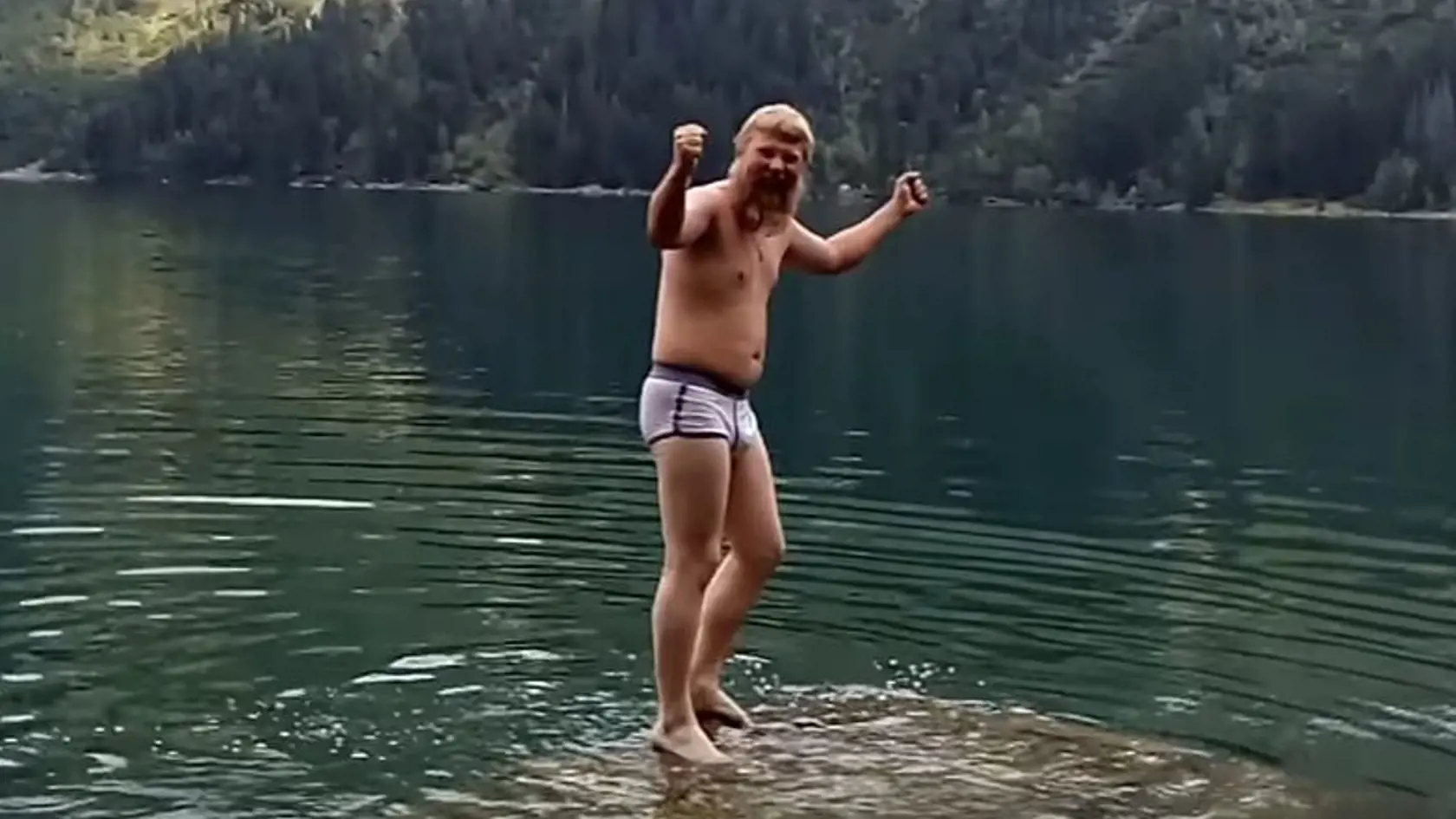 Rus s prezývkou "Strange Rexant" sa takto "gerojský" kúpal v roku 2016 v Morskom oku na poľskej strane Vysokých Tatier.