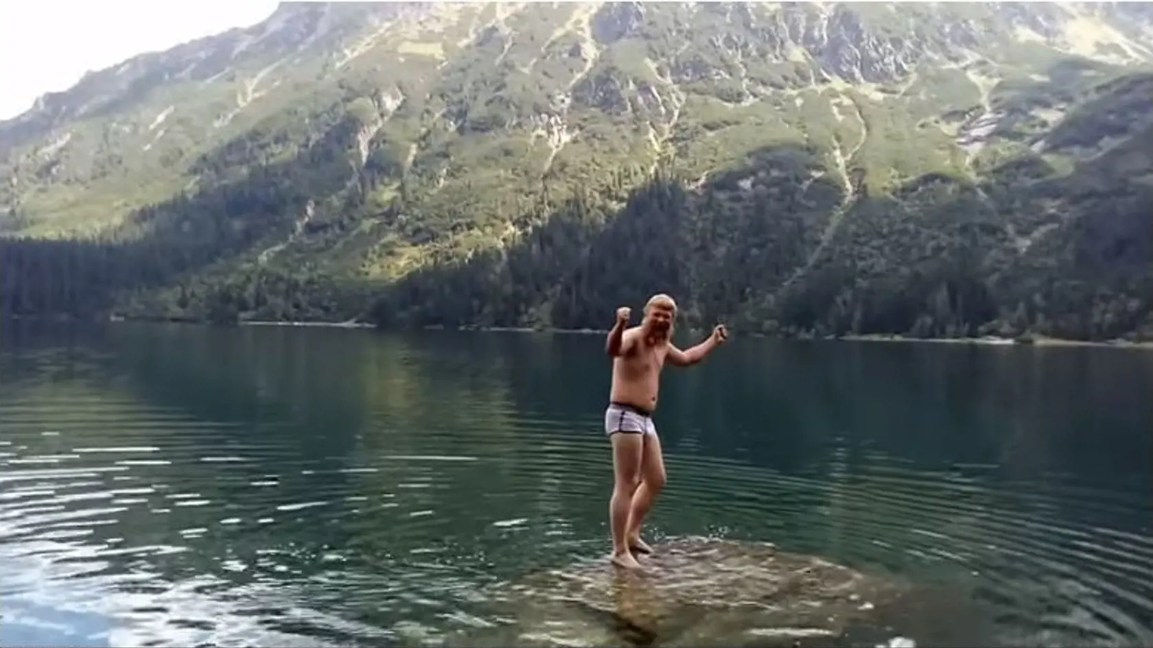 Rus v nevzhľadnej spodnej bielizni sa kúpal v tatranskom plese ako keby bol na kúpalisku.