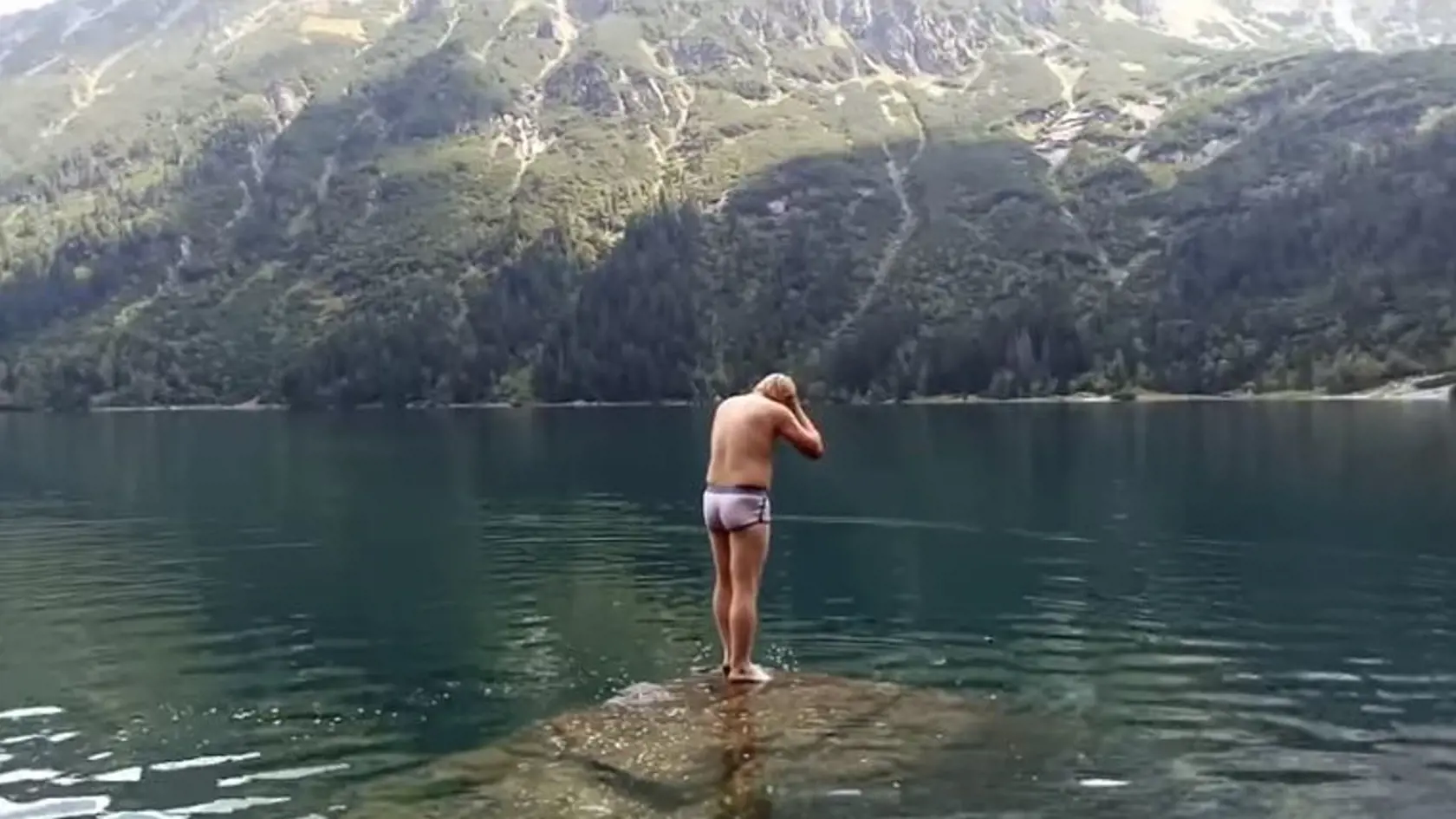 Rus sa predvádzal pred svojim kamarátom, ktorý ho nakrúcal na video.