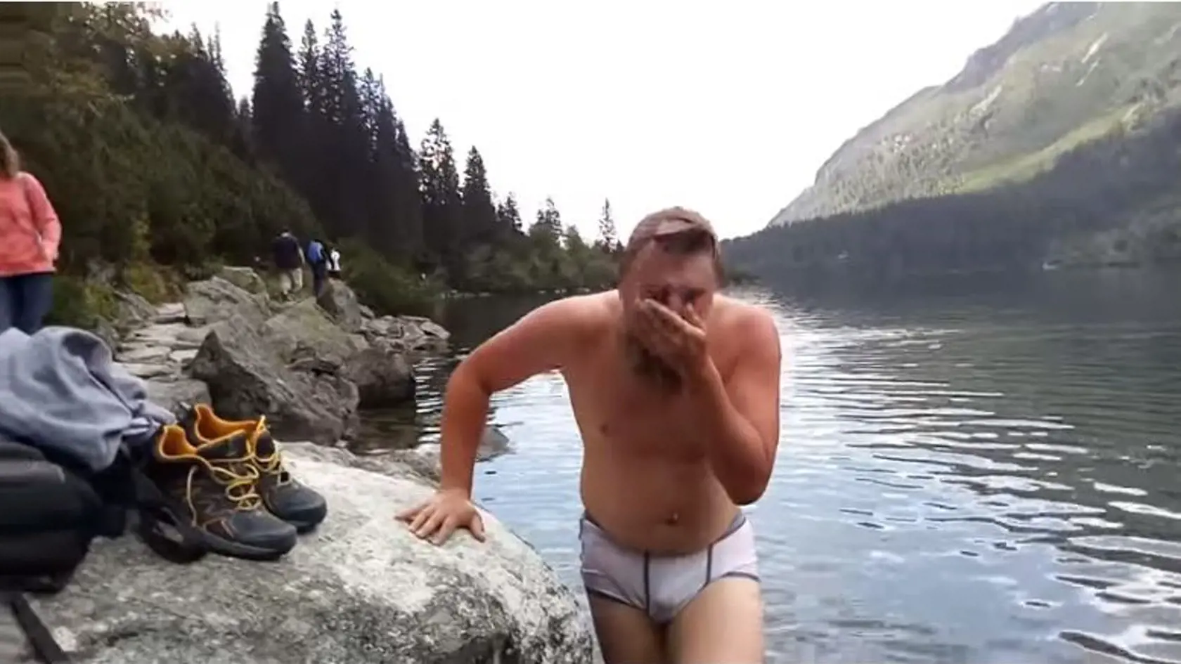 Rus v nevzhľadnej spodnej bielizni sa kúpal v tatranskom plese ako keby bol na kúpalisku.