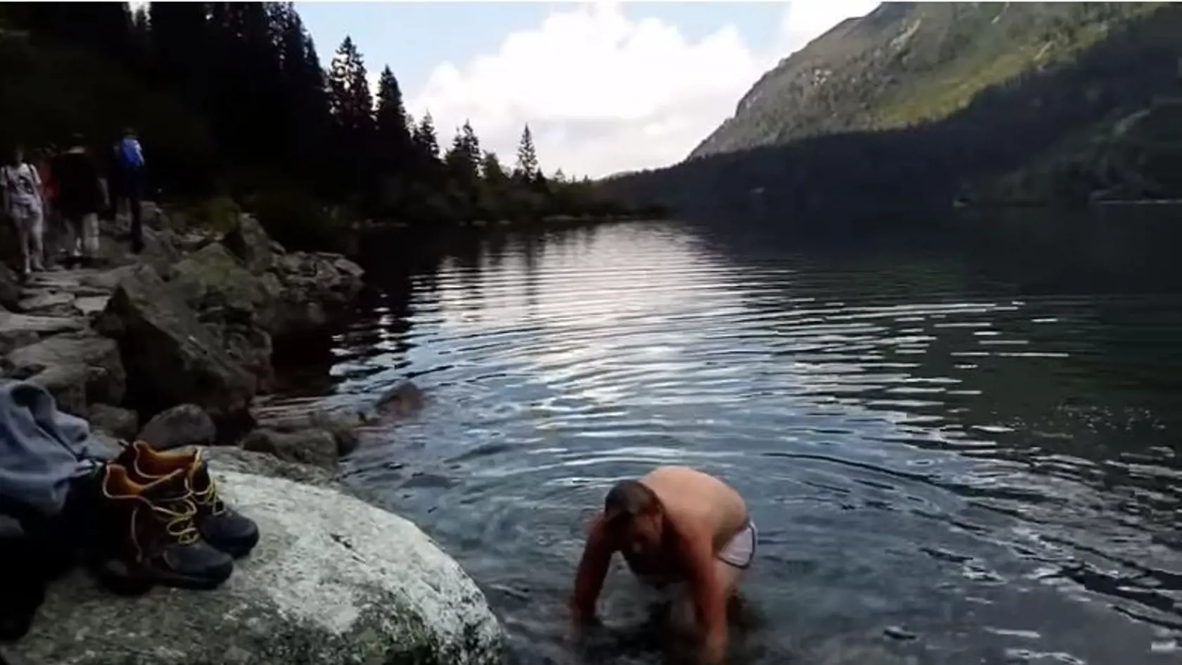 Rusovi vôbecneprekážalo, že okolo neho prechádzajú turisti.