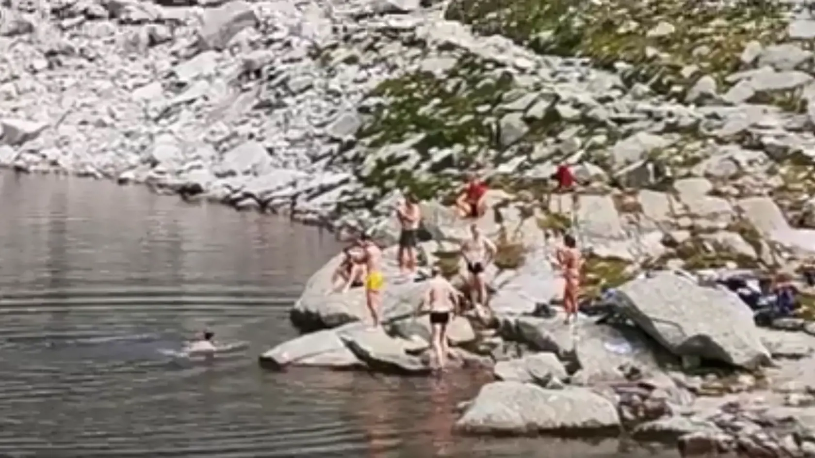 Partička nemčúrov si spravila bazén zo Sivého plesa.... takto okomentoval autor videa záber na ktorom skupina nemeckých turistov vyvádza ako na kúpalisku.