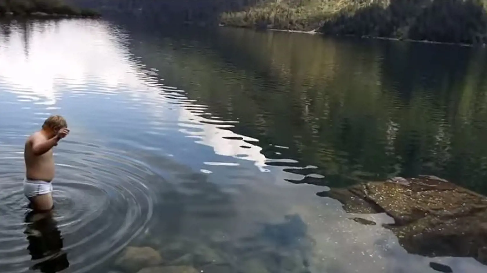 Rus v nevzhľadnej spodnej bielizni sa kúpal v tatranskom plese ako keby bol na kúpalisku.
