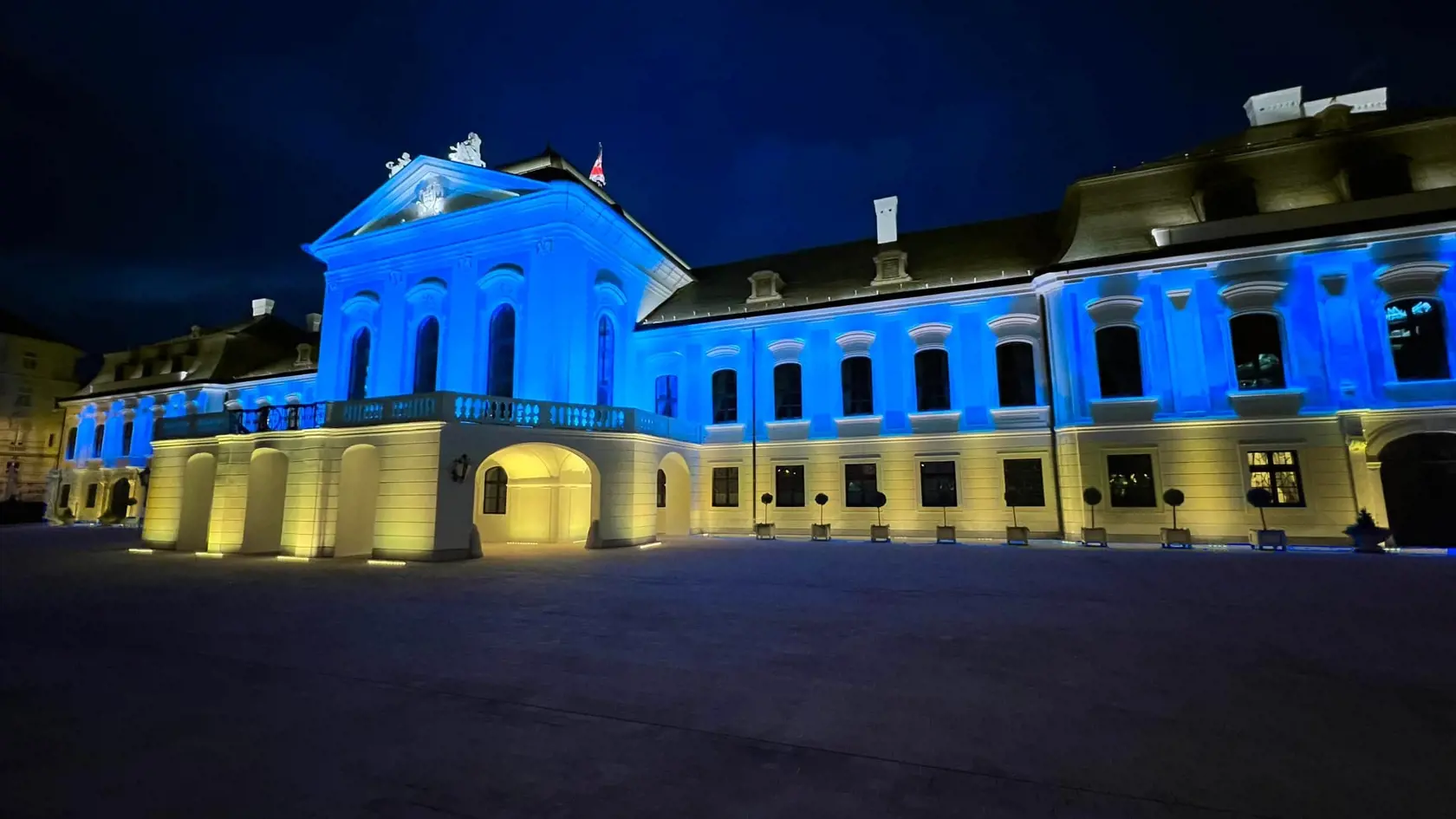 Prezidentský palác vysvietili v modro-žltých farbách Ukrajiny, ktorá si pripomínala Deň jednoty.