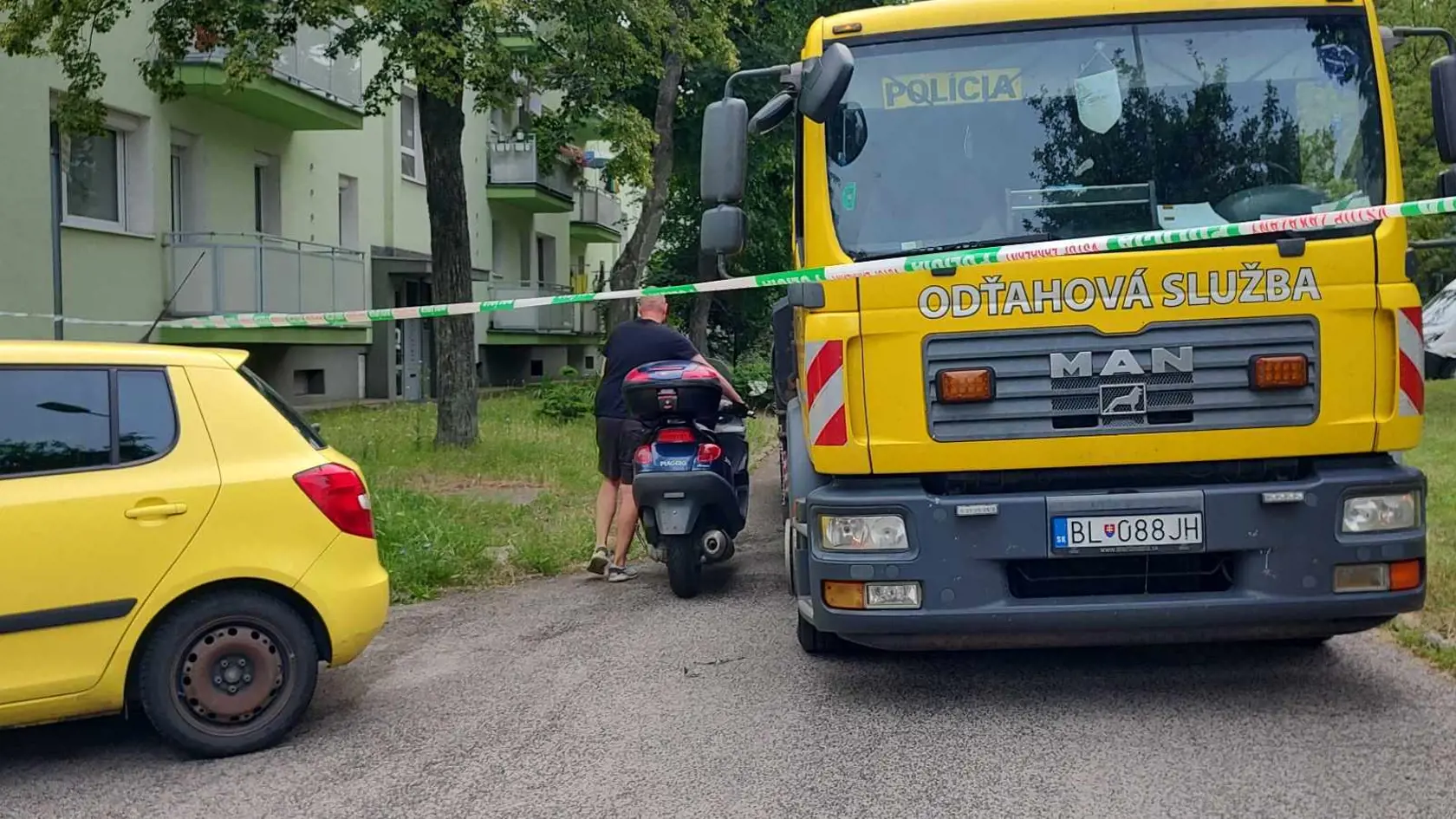 Podľa našich informácií má ísť údajne o študenta školy. Ku škole sa mal dostaviť na skútri, ktorý potom zaparkoval neďaleko budovy.