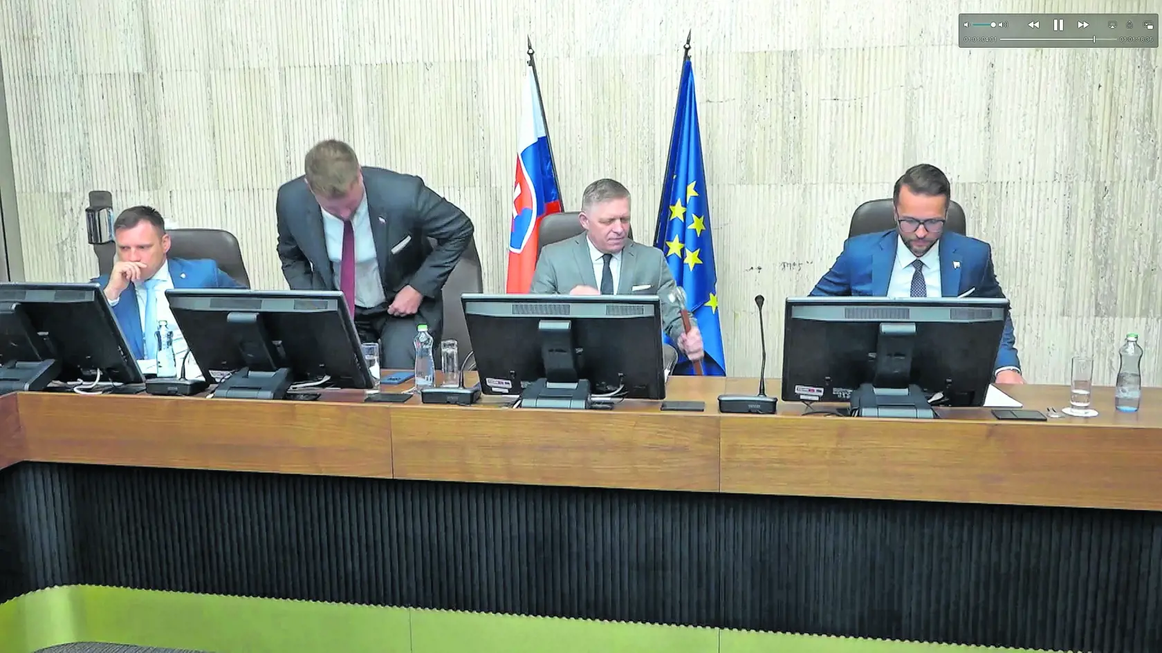 Palica bude premiérovi Robertovi Ficovi najbližšie obdobie uľahčovať každodenný život nielen pri chôdzi.