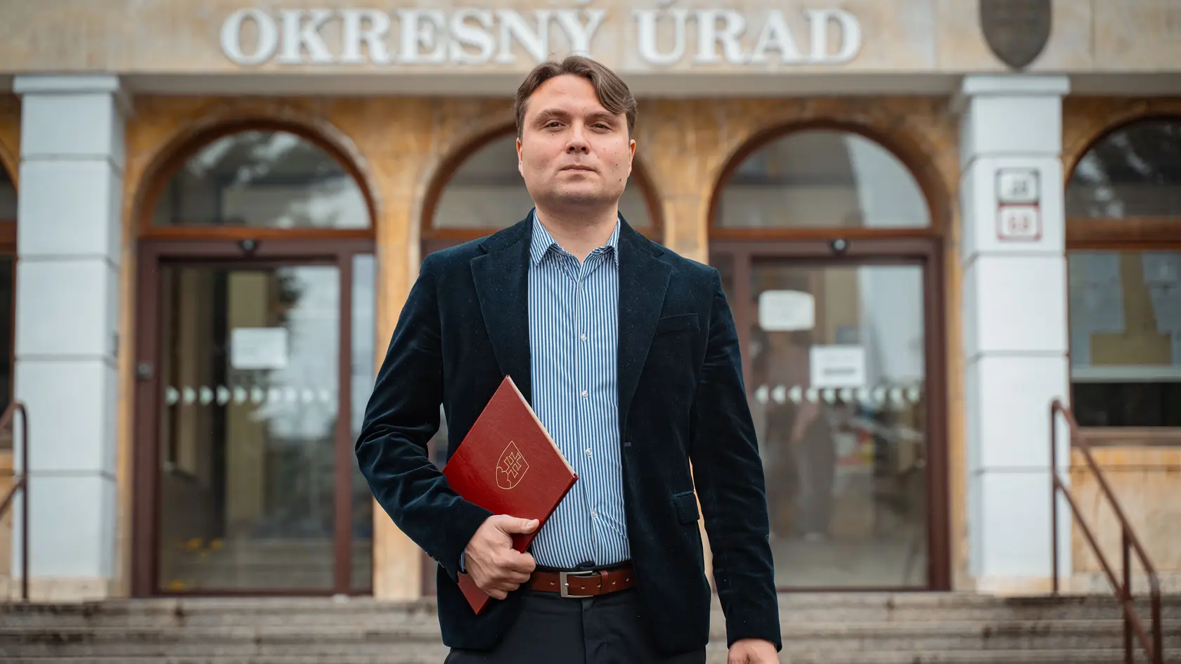 László Gubík, šéf Maďarskej aliancie pred Okresným úradom v Nitre po tom, ako získal od štátu občianstvo SR.