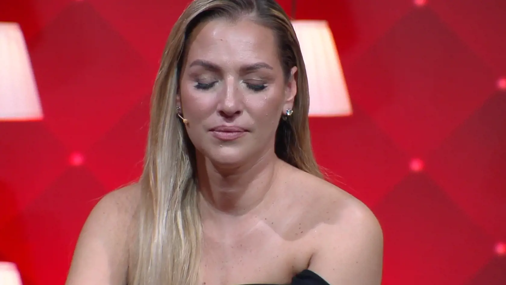 Opäť jej slzy vyhŕkli po tom, čo jej štáb pustil video-odkaz od legendárneho slovenského tenistu Dominika Hrbatého, ktorý momentálne s rodinou žije v USA.