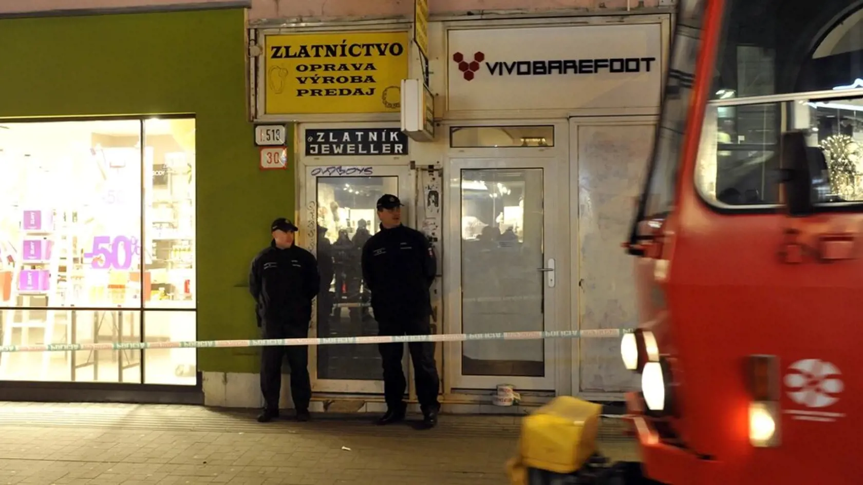 V januári 2014 došlo na neslávne známej ulici v Bratislave k vražde. Ján Kalný so samopalom v ruke pod vplyvom alkoholu prepadol zlatníctvo.