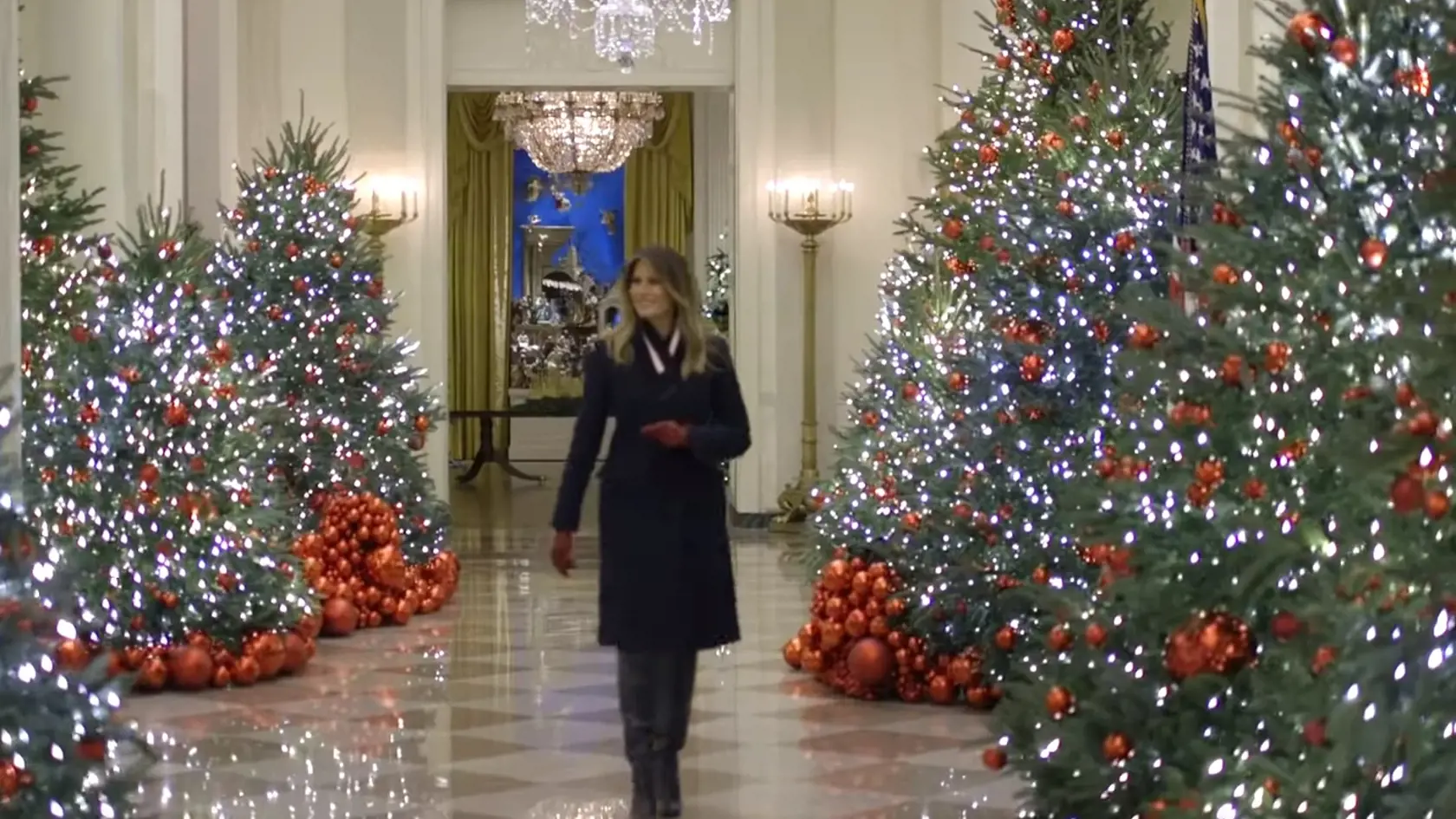 Melanie Trumpová prezentuje vianočný výzdobu Bieleho domu 2017. Zababušená od hlavy po päty.