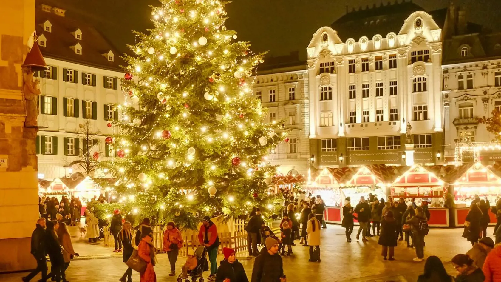 Na Hlavnom námestí v Bratislave už koncom novembra vyrástol tradičný symbol Vianoc – 12-metrová jedľa biela. Strom pochádza z areálu Komunálneho podniku Bratislava a stal sa ústredným bodom sviatočnej atmosféry mesta. Slávnostné rozsvietenie stromčeka sa uskutočnilo 22. novembra, čo zároveň symbolicky odštartovalo bratislavské vianočné trhy.