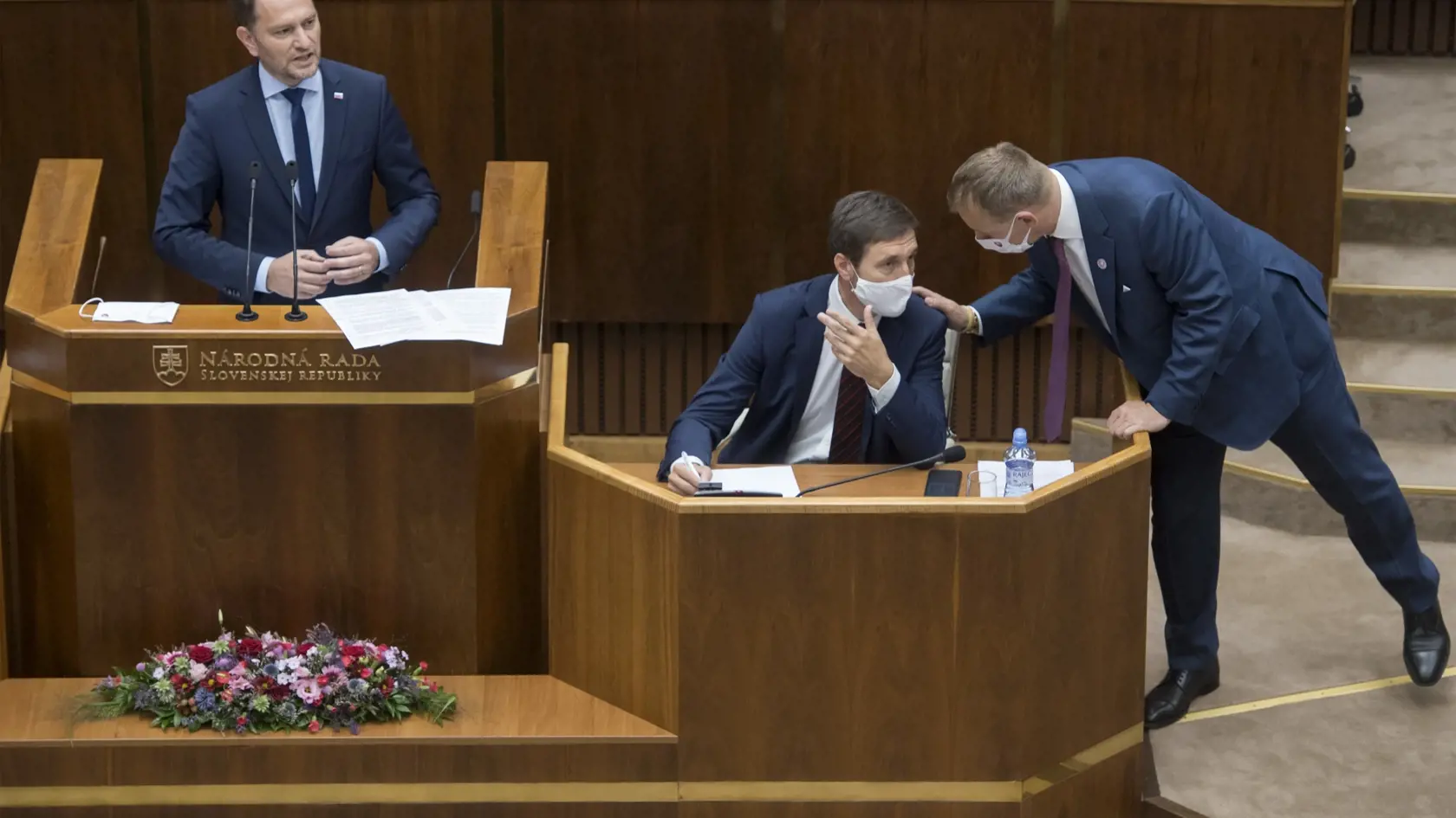 Na snímke zľava predseda vlády SR Igor Matovič (OĽaNO), predkladateľ návrhu na odvolanie predsedu vlády SR Juraj Blanár (SMER-SD) predseda NR SR Boris Kollár (Sme rodina) na mimoriadnej schôdzi parlamentu 23. júla 2020 v Bratislave. FOTO TASR - Martin Baumann