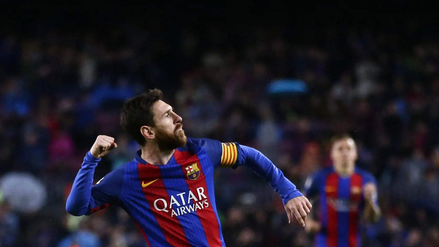 Lionel Messi odbehá len pár minút a má na auto.