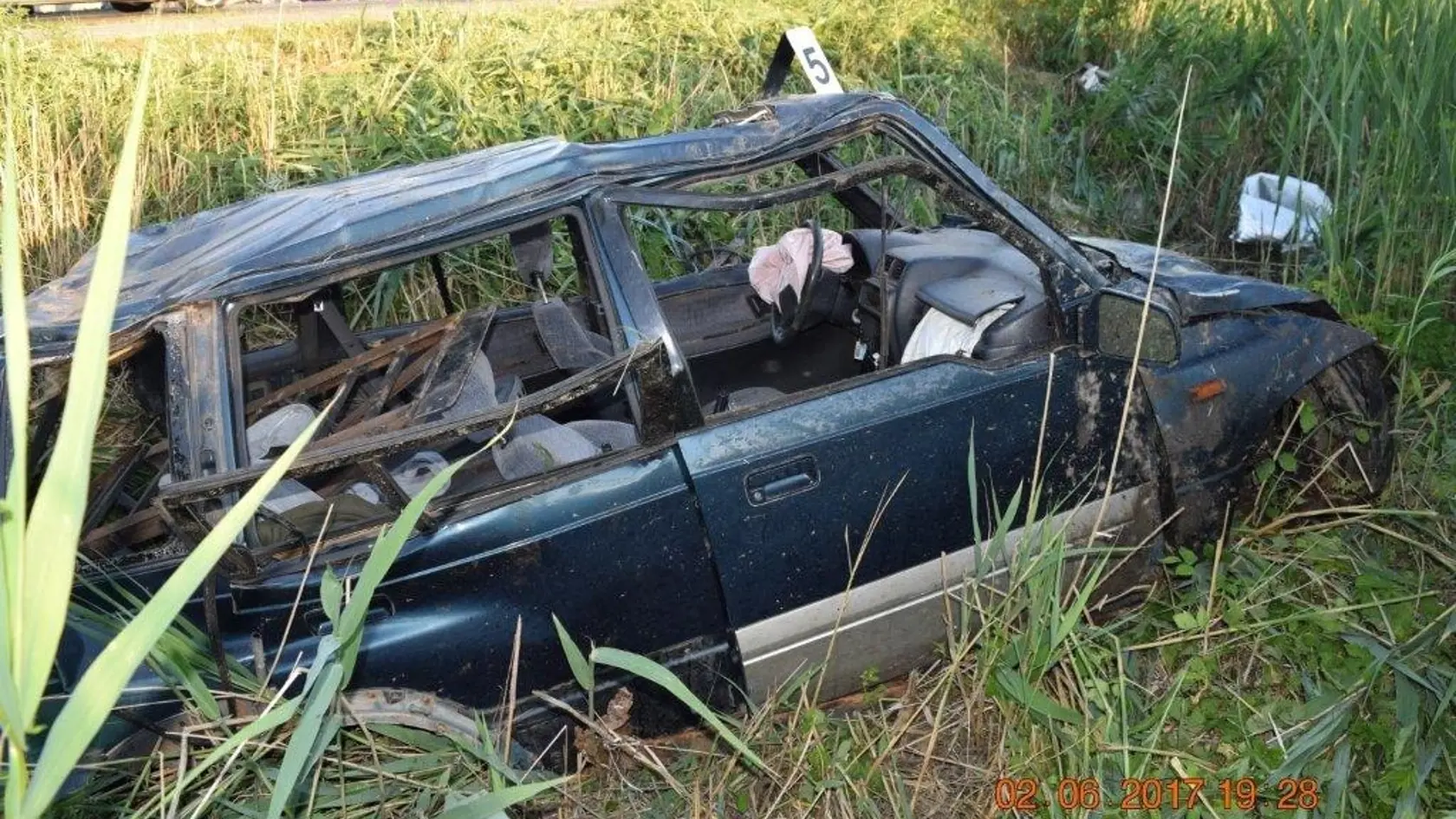 Pri pohľade na zničené auto je jasné, že vodič nemal šancu.