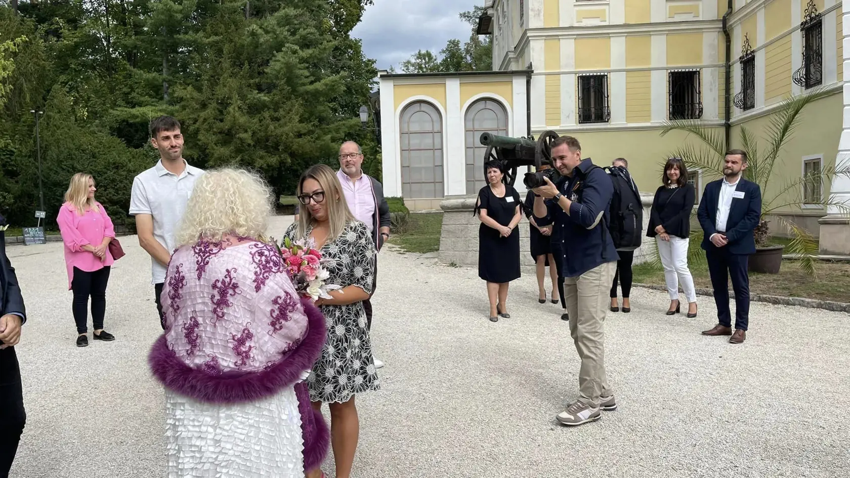 Yvonne Kálmán miluje napriek svojmu veku okázalosť a od okolia vyžaduje, aby sa k nej správalo ako k dáme.