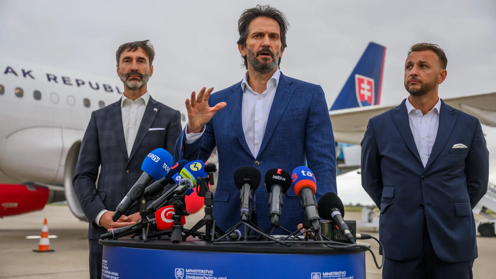 Na snímke zľava minister zahraničných vecí a európskych záležitostí SR Juraj Blanár (Smer-SD),  vicepremiér a minister obrany SR Robert Kaliňák (Smer-SD) a minister vnútra SR Matúš Šutaj Eštok (Hlas-SD) počas tlačového brífingu po prílete prvého evakuačného letu na letisko M. R. Štefánika v Bratislave v pondelok 16. júna 2025.