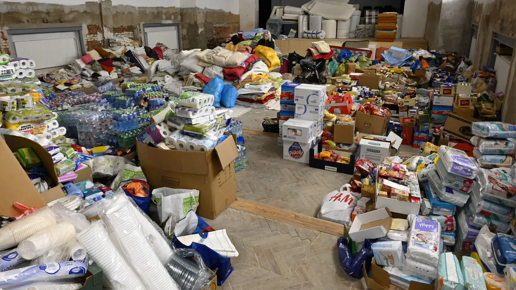 Na snímke sklad humanitárnej pomoci pre utečencov z Ukrajiny v priestoroch Mestského kultúrneho strediska (MKS) v meste Veľké Kapušany 2. marca 2022. FOTO TASR - Roman Hanc