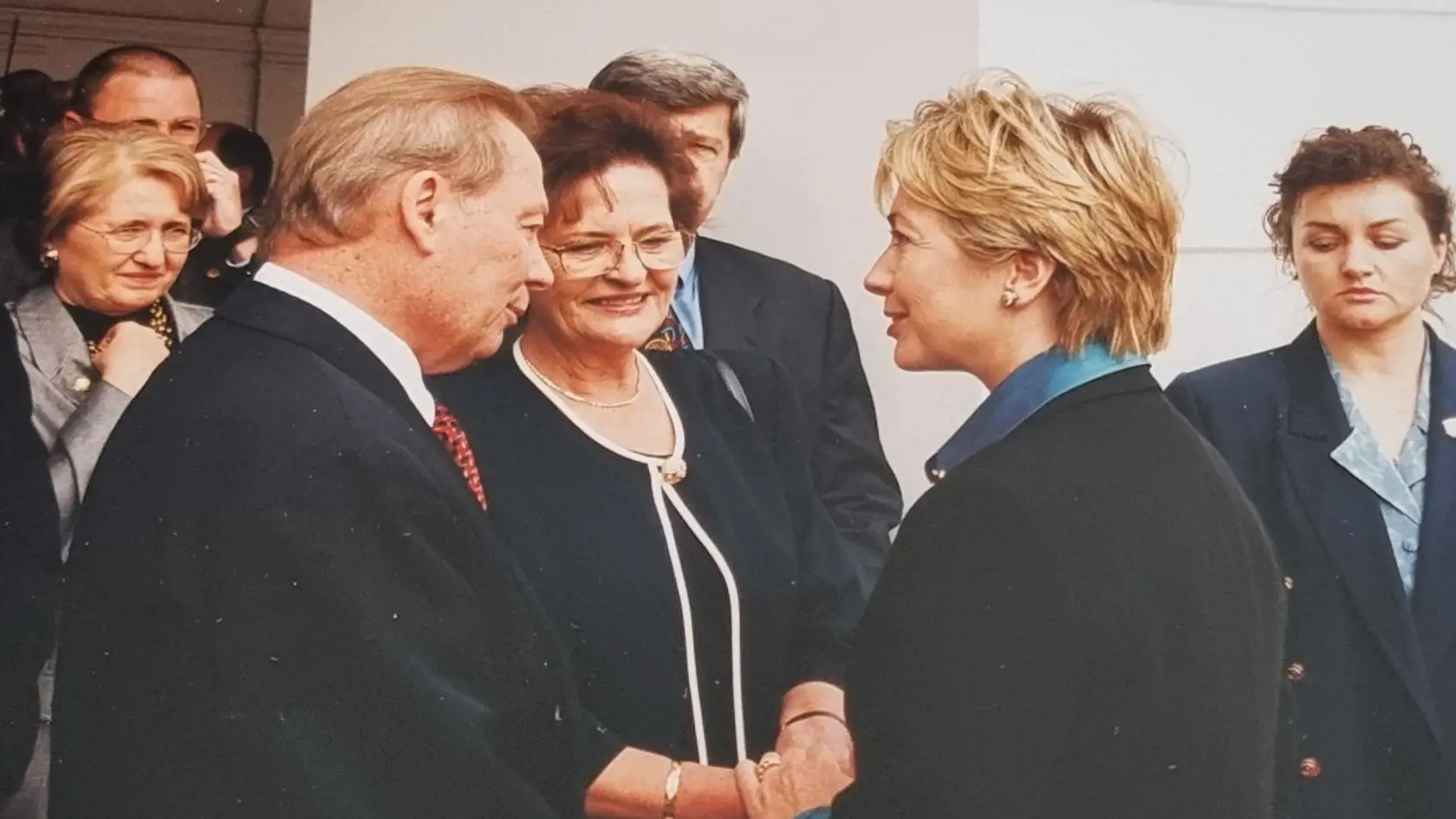 Prezidentský pár s prvou dámou USA  Hillary Clintonovou.