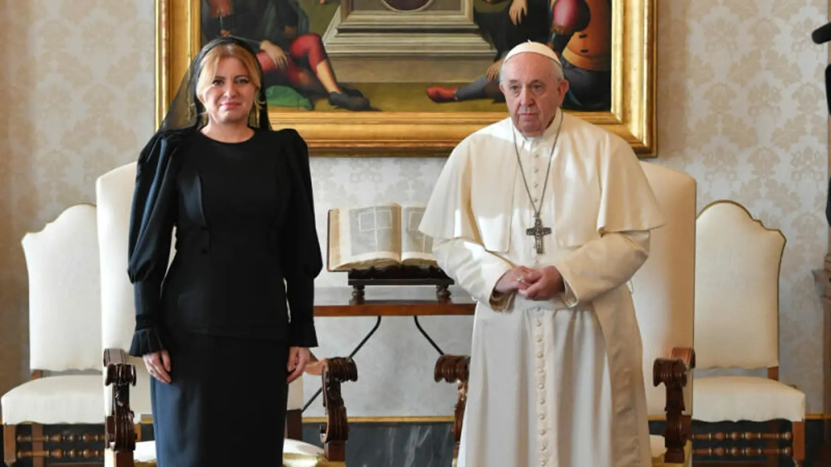 Odchádzajúca slovenská prezidentka Zuzana Čaputová a pápež František pózujú počas osobnej audiencie vo Vatikáne v sobotu 1. júna 2024.