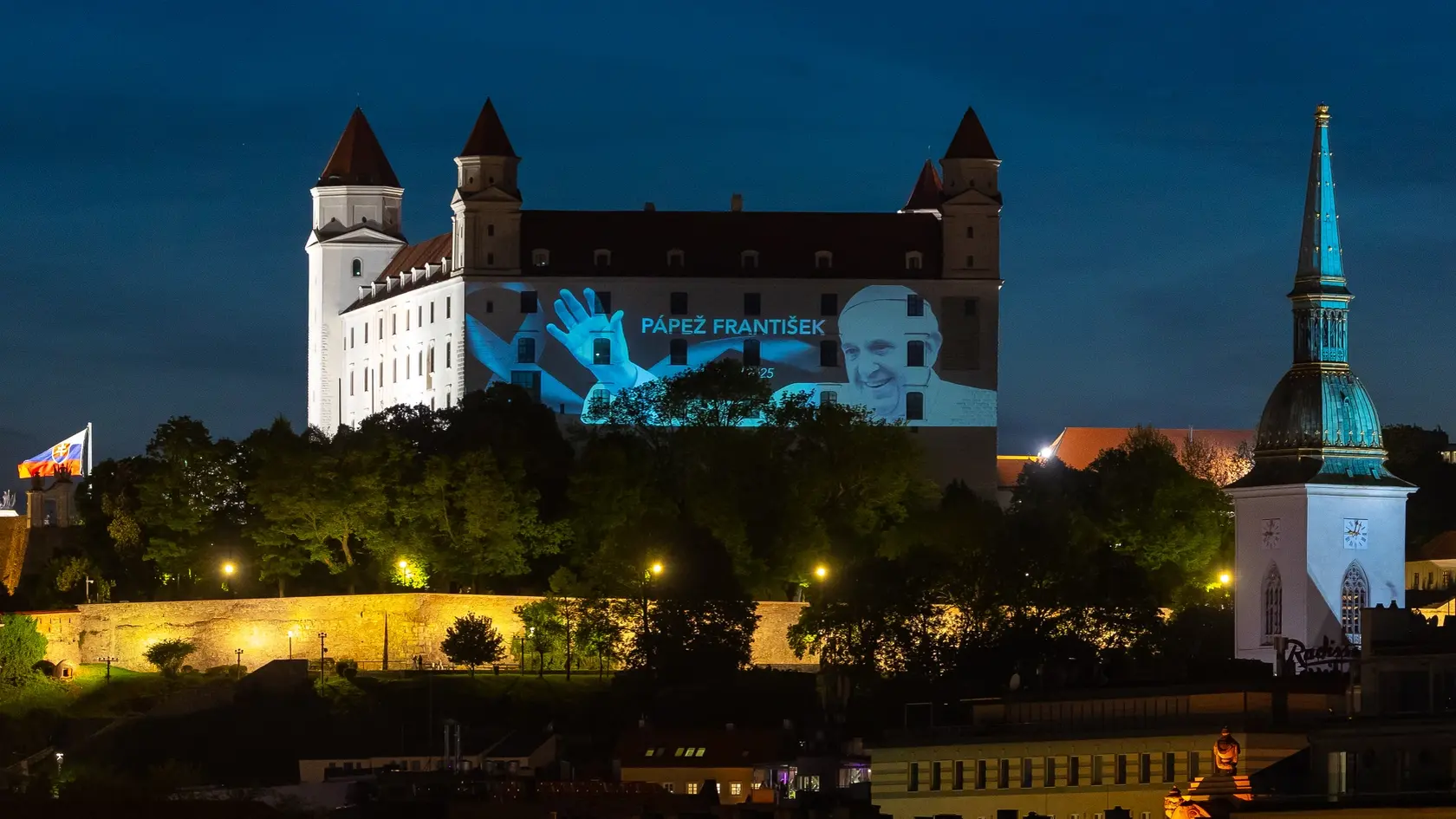 Východná strana Bratislavského hradu bola v deň pohrebu pápeža Františka od 21:00 h na znak úcty nasvietená jeho podobizňou.