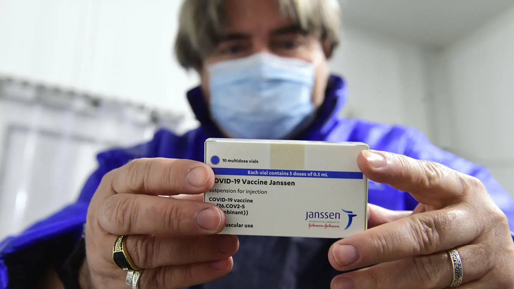 Holandská vláda v stredu rozhodla, že jednodávková vakcína Janssen proti ochoreniu COVID-19, vyvinutá spoločnosťou Johnson & Johnson v holandskom meste Leiden, bude vyňatá z národného očkovacieho programu.