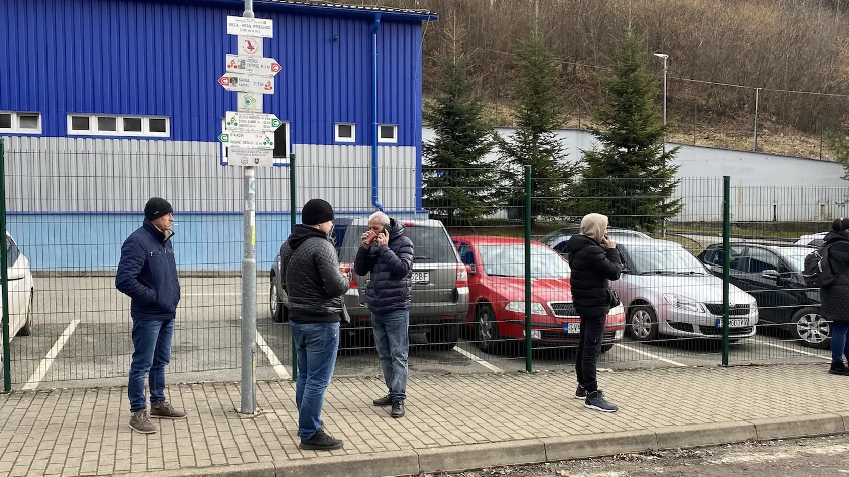 Ukrajinskí muži pracujúci v Európskej únii čakai na slovensko-ukrajinskom hraničnom priechode v Ubli na svoje manželky, ktoré utekali z krajiny.