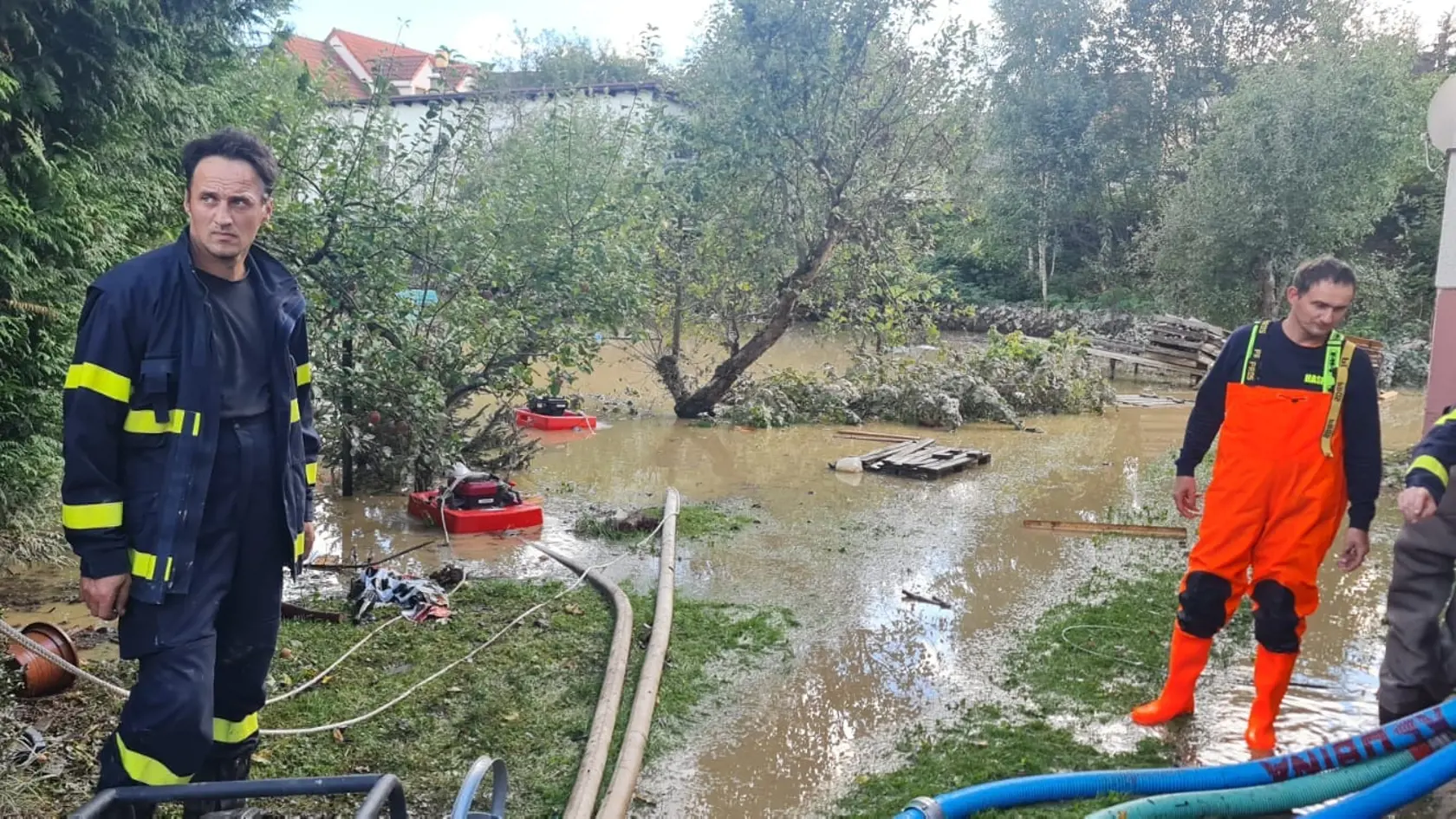 Zásah hasičov pri povodniach v Čadci.