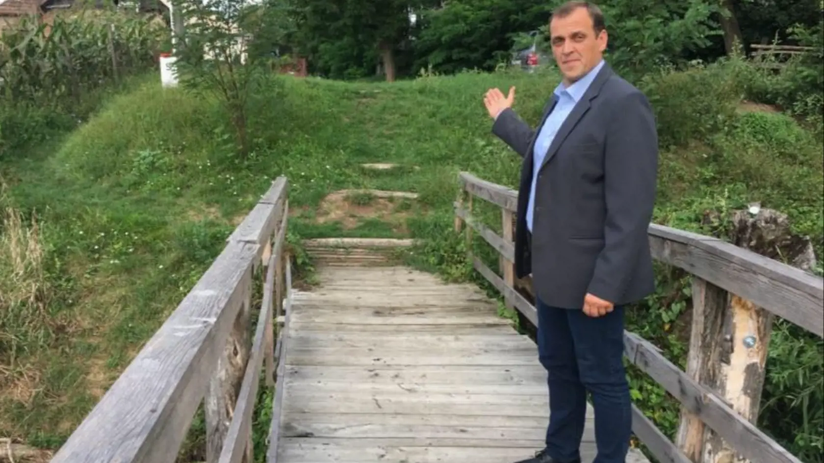 "Už desaťročia spája našu obec z Maďarskom len táto drevená lavička," ukazuje starosta Vrbovky Marcel Fogyas.
