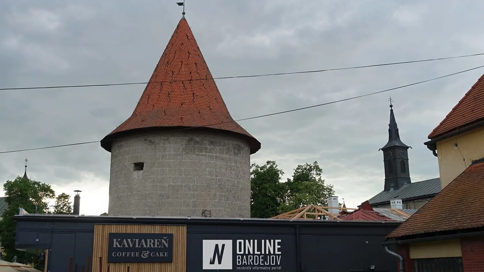 "Toto bude jeden z najvyhľadávanejších pohľadov všetkých fotografov. Dokonalé umiestnenie stavby. Pohľadový kužeľ bol pre projektanta neznámy pojem," píše web.
