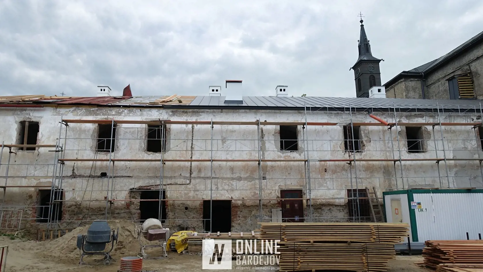 Realizátori rozsiahlej prístavby a rekonštrukcie kláštora ako keby nebrali do úvahy, že vedľa sa nachádza architektonický skvost - Kláštorná bašta.