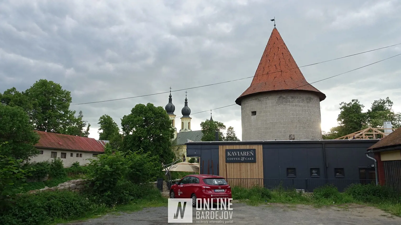 "Toto bude jeden z najvyhľadávanejších pohľadov všetkých fotografov. Dokonalé umiestnenie stavby. Pohľadový kužeľ bol pre projektanta neznámy pojem," píše web.