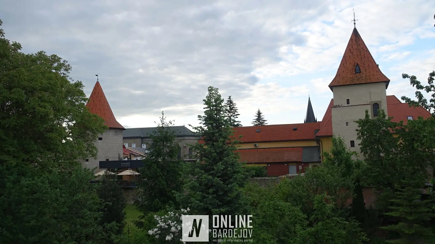 Z opačnej strany mnohé nedostatky milosrdne zakryli stromy a okolitá zeleň.