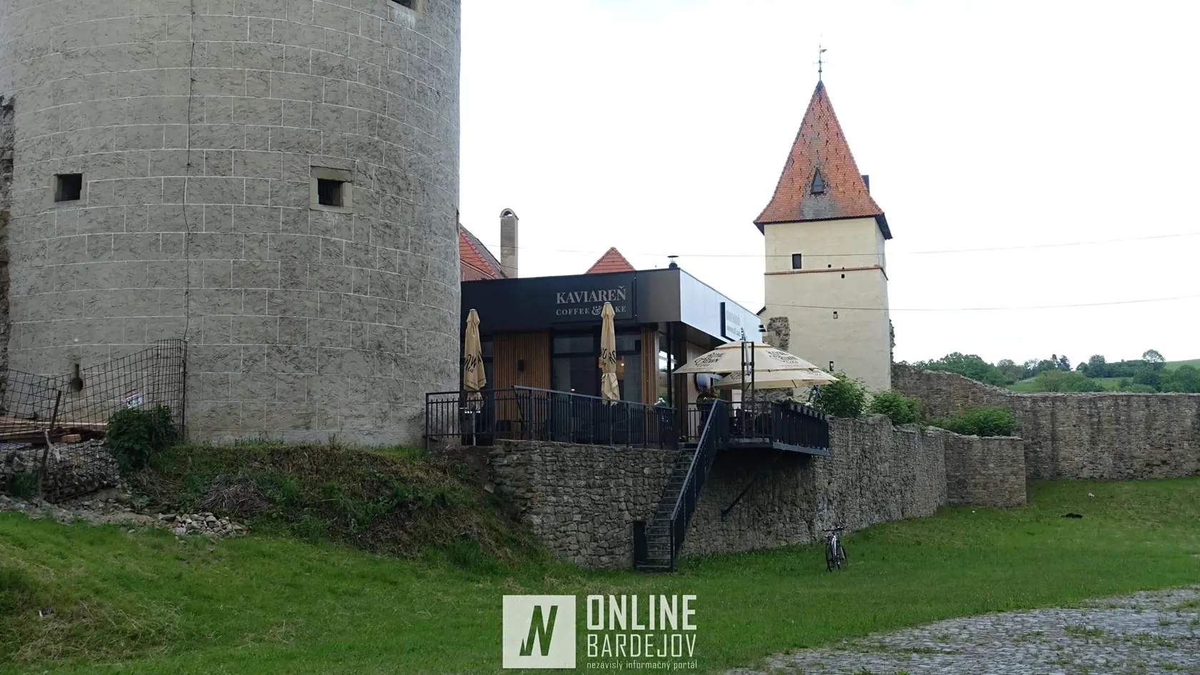Reštaurácia medzi dvomi historickými budovami p§sobí ako päsť na oko.