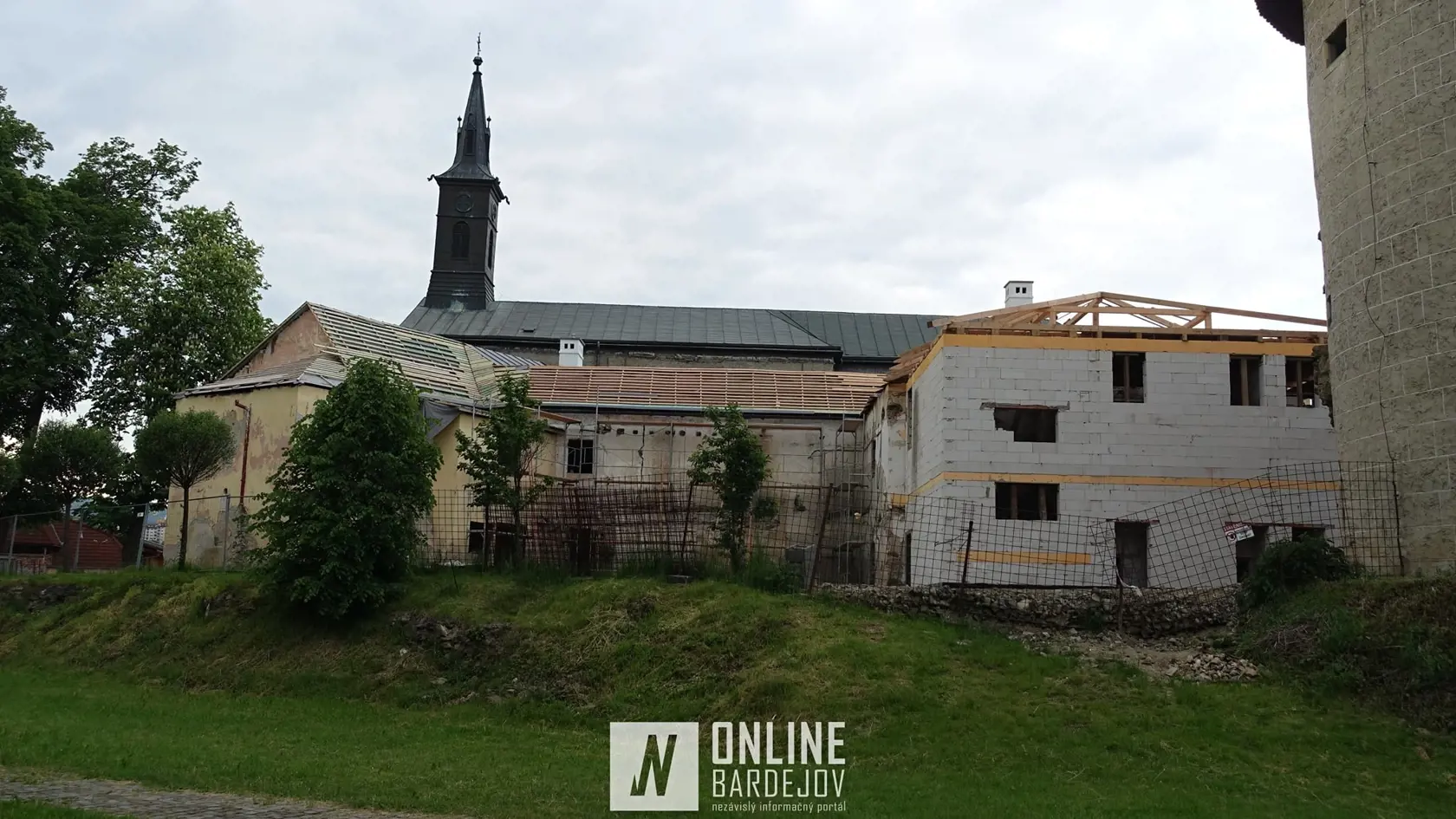 Kláštor sa "rozťahuje" do okolia bez ohľadu na okolité historické budovy a hradby.