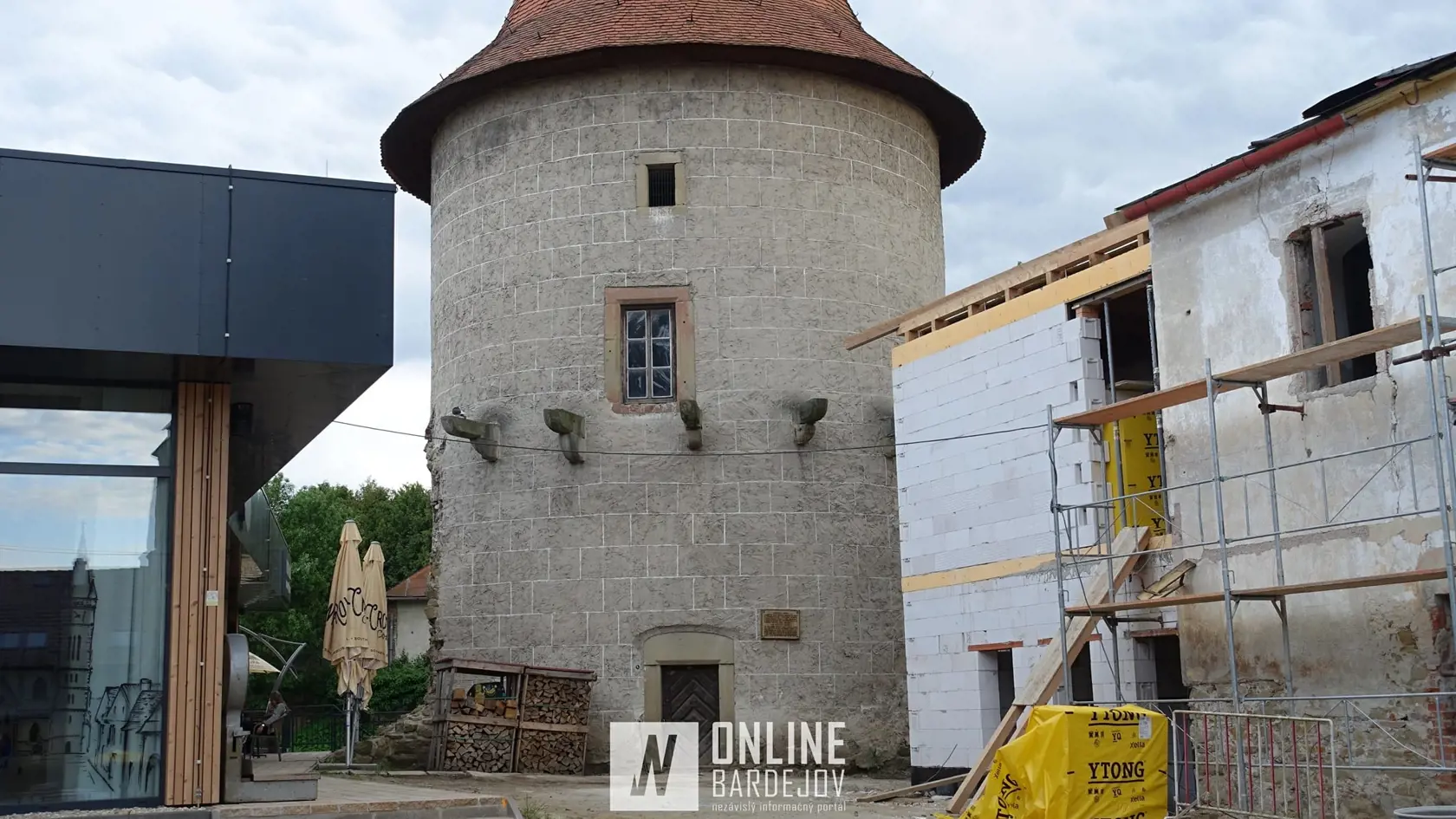 Bardejovčania sú nahnevaní. Nepáči sa im blízkosť reštaurácie, ani prístavbe pri bašte.