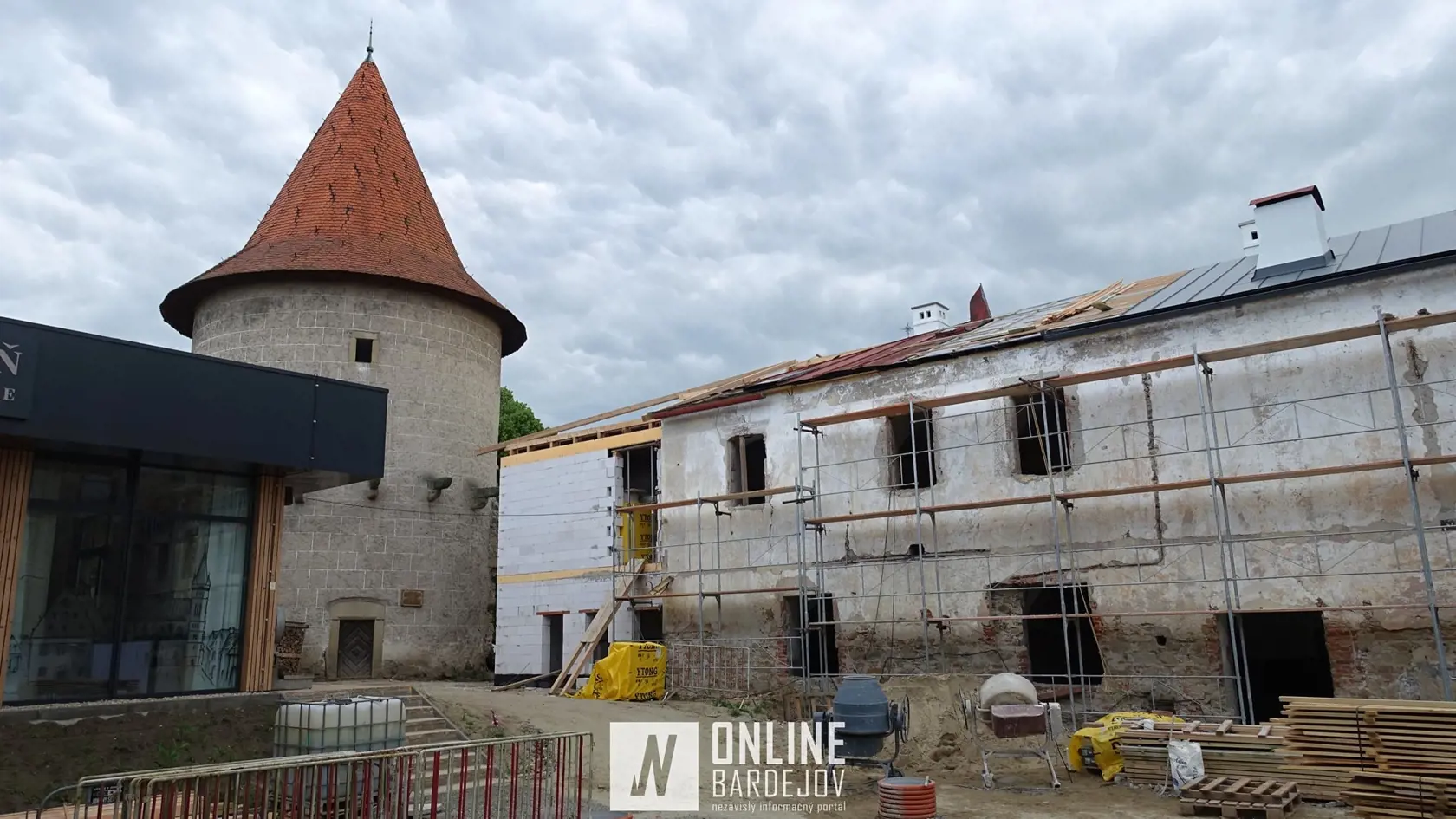 Bašta sa stráca v neforemnej stavbe kaviarne a kláštornej prístavby.