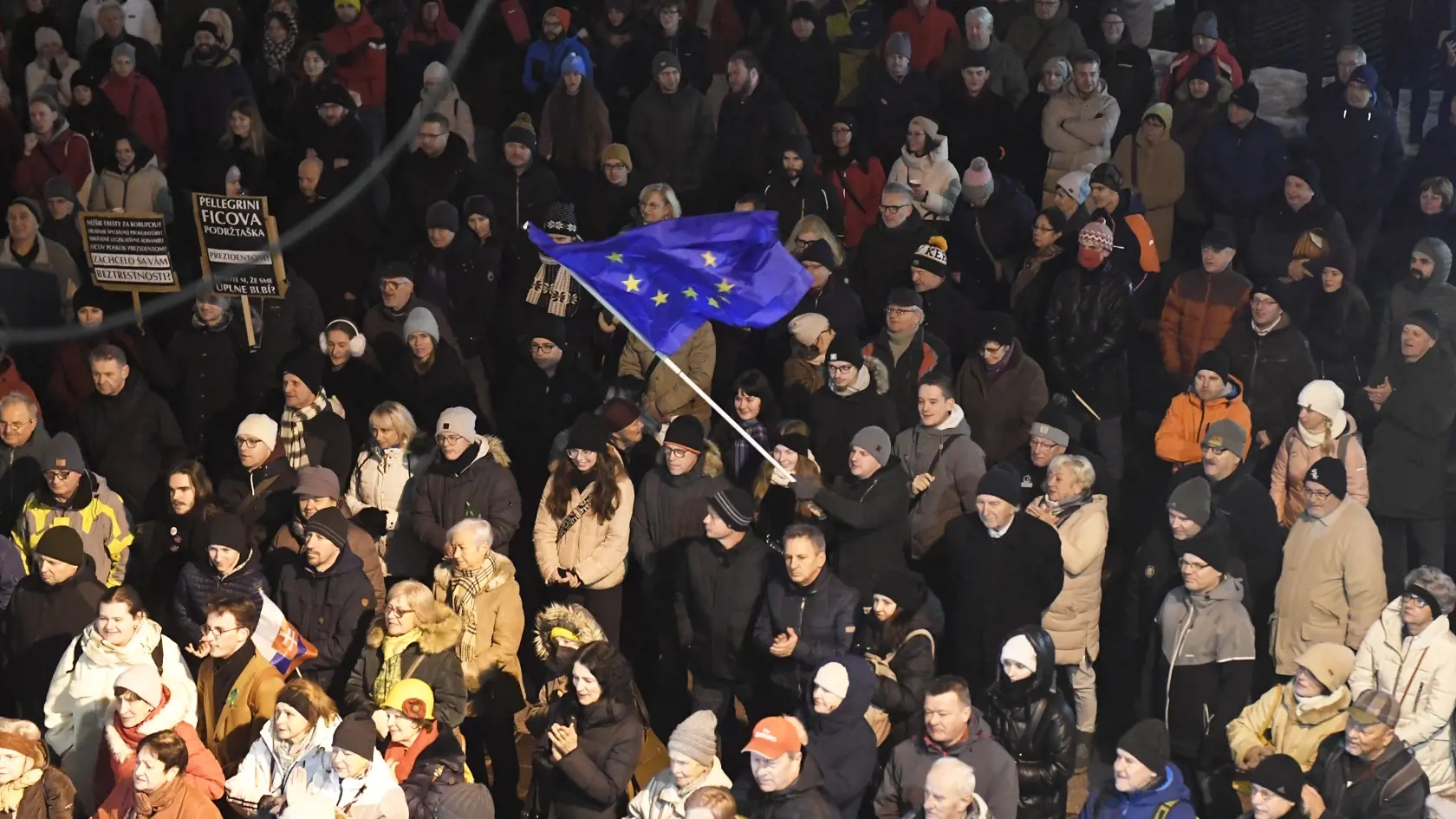 Na snímke ľudia sa účastnia na spoločnom proteste opozície - hnutia Progresívne Slovensko (PS), strany Sloboda a Solidarita (SaS) a Kresťanskodemokratického hnutia - proti rušeniu Úradu Špeciálnej prokuratúry (ÚPŠ) v Košiciach v utorok 12. decembra 2023. FOTO TASR - František Iván


