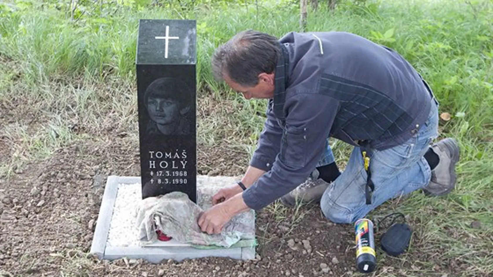 Takto vyzerá hrob Tomáša Holého.