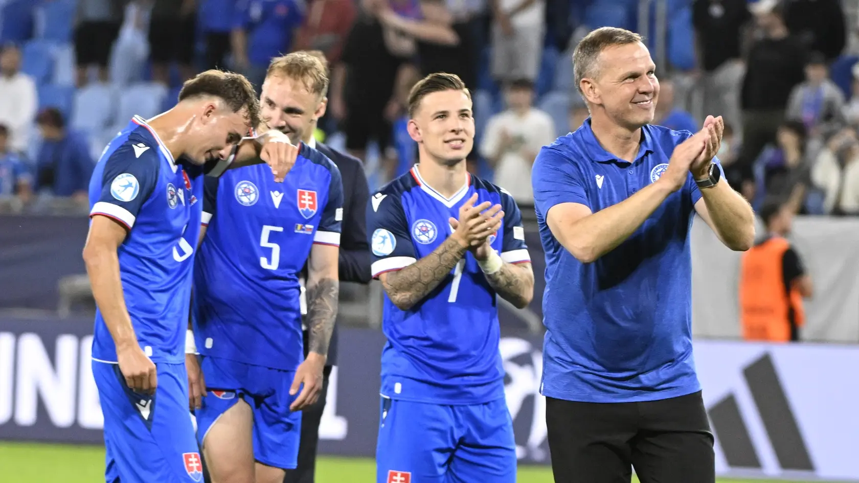Na snímke vpravo tréner Slovenska Jaroslav Kentoš spolu s hráčmi ďakujú divákom.