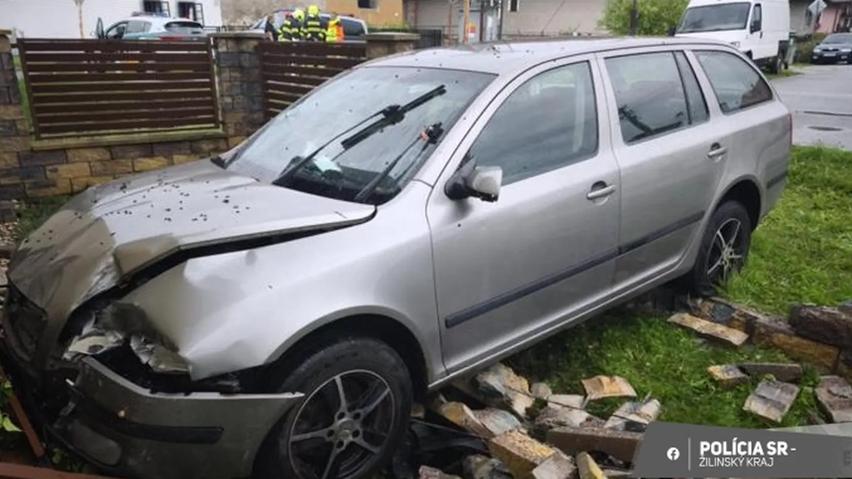 Náraz do oplotenia domu v obci Háj neprežil vodič osobného auta