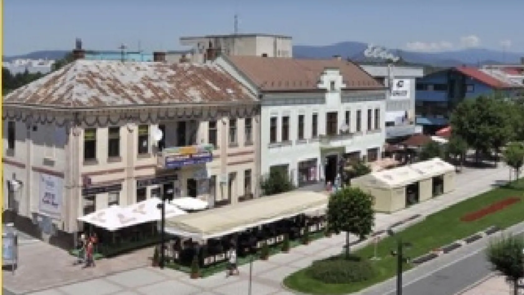 Objekt bol postavený pred rokom 1866. Staré pohľadnice Michaloviec zo začiatku 20. storočia tu zachytávajú prízemný dom bohatého židovského právnika Brűglera. Jeho rodina skončila v koncentračnom tábore. Počas Slovenského štátu mala v objekte úradovňu Hlinkova slovenská ľudová strana. Počas prechodu frontu sa tu zas usadilo sovietske vojenské veliteľstvo mesta. Až do konca 80-tych rokov v budove sídlila poliklinika.