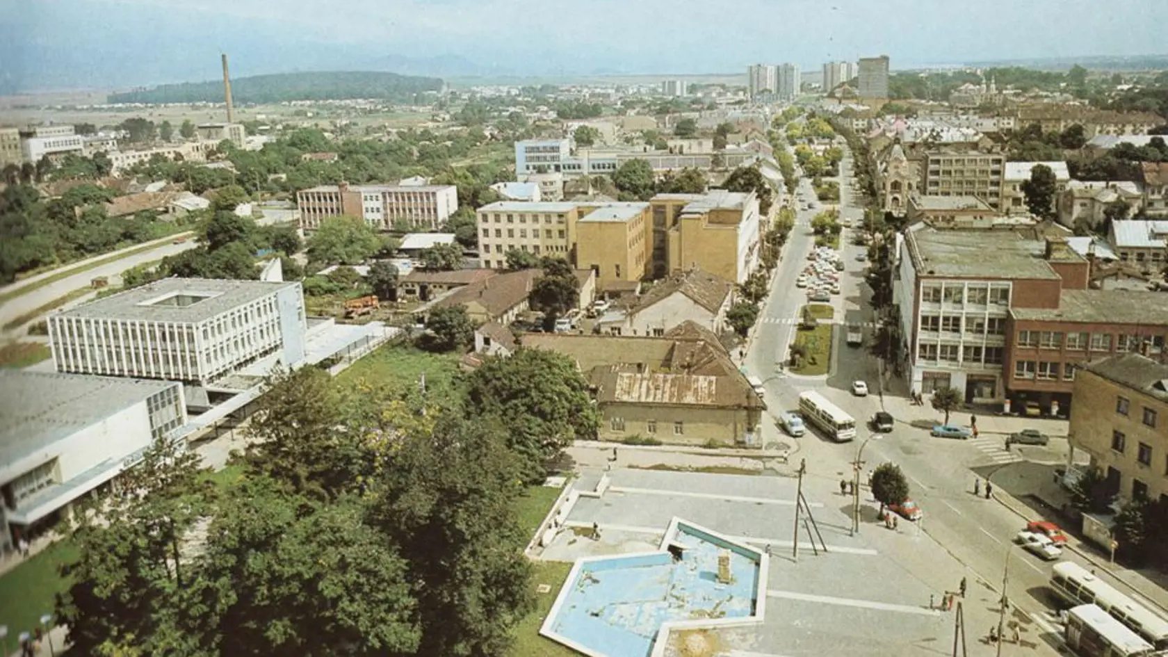 Historický pohľad na Námestie slobody z budovy, ktorú Michalovčania poznajú pod názvom, výšková.