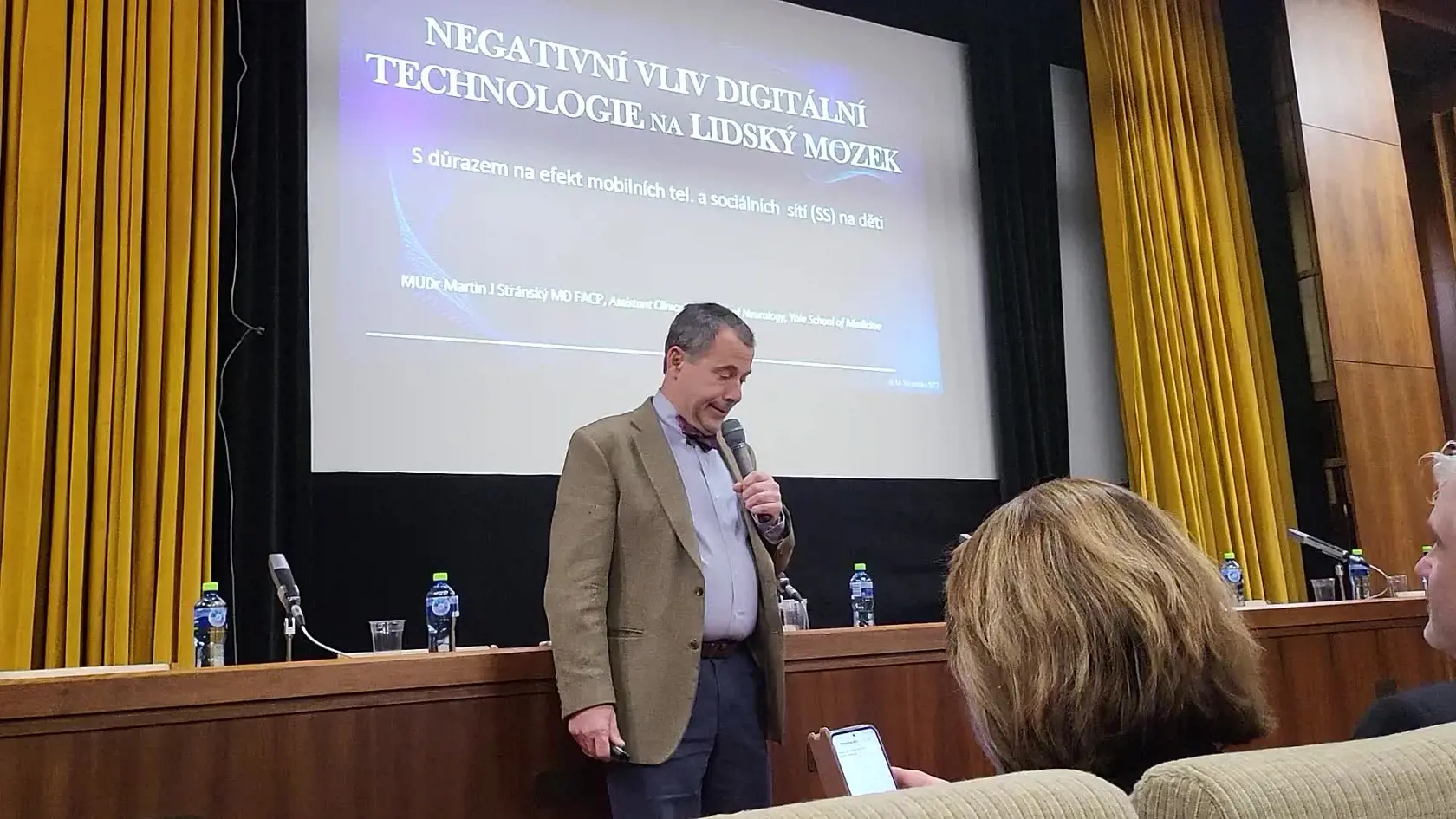 Profesor Jan Stránský tvrdí, že mobil do rúk deťom nepatrí. Najmä tým malým. A staršie by s ním tiež nemali tráviť viac ako dve hodiny denne.