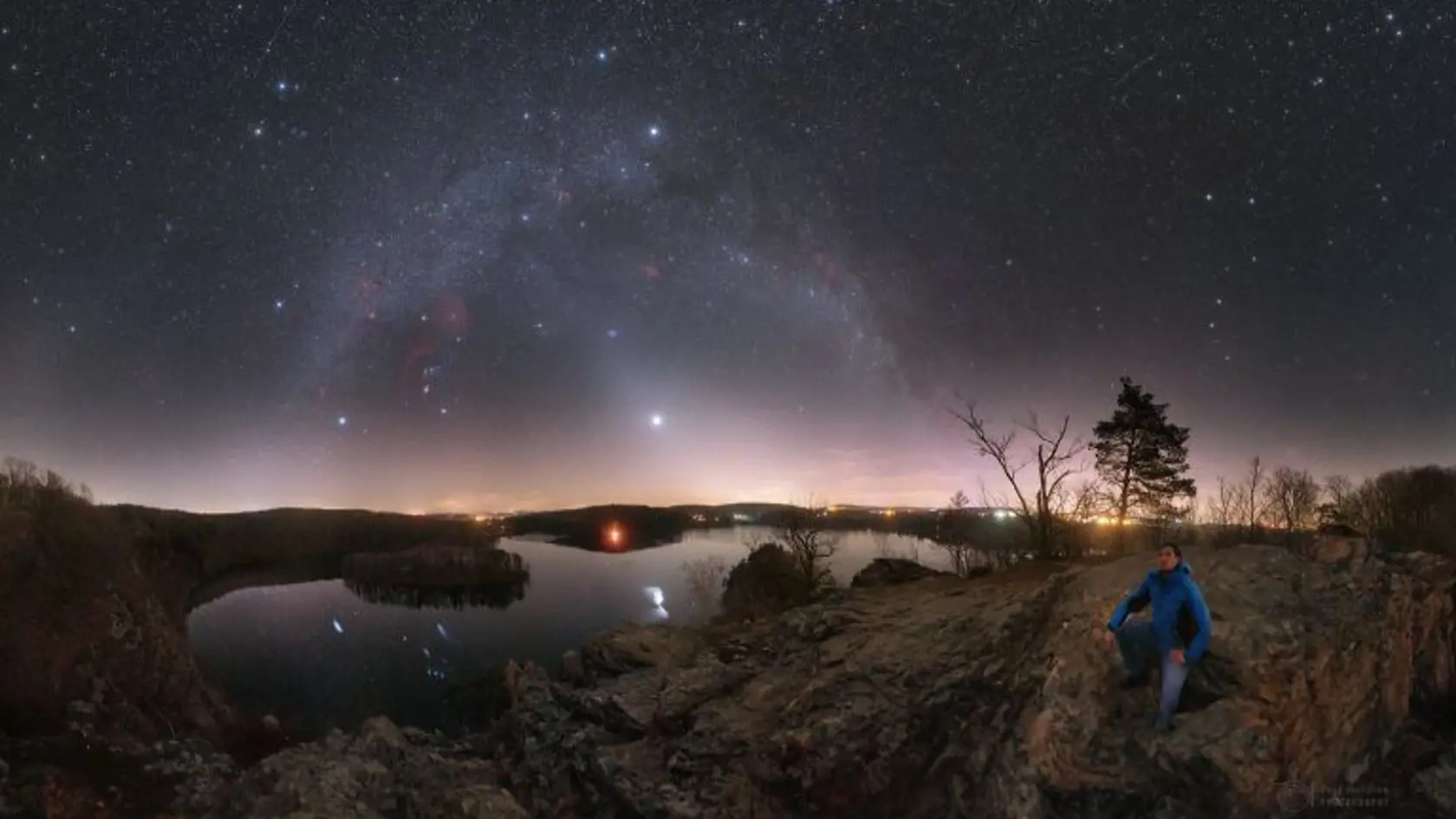 Zvieratníkové svetlo. Tento rok bude uprostred neho jasným objektom planéta Jupiter.